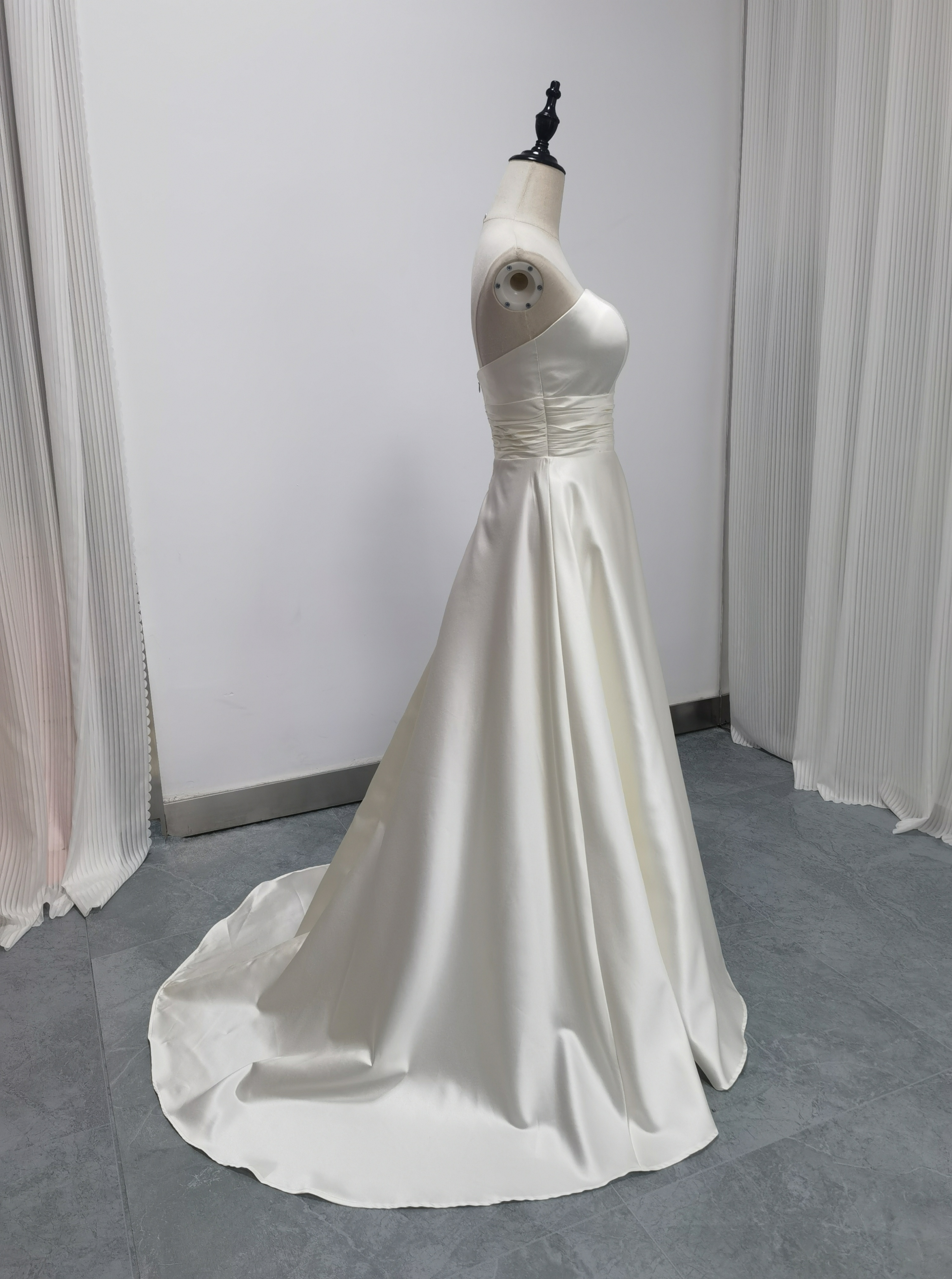 送料無料！アイボリー　3waysウエディングドレス　取り外しパフスリーブ　豪華なフリルトレーン　高級サテンドレス　結婚式