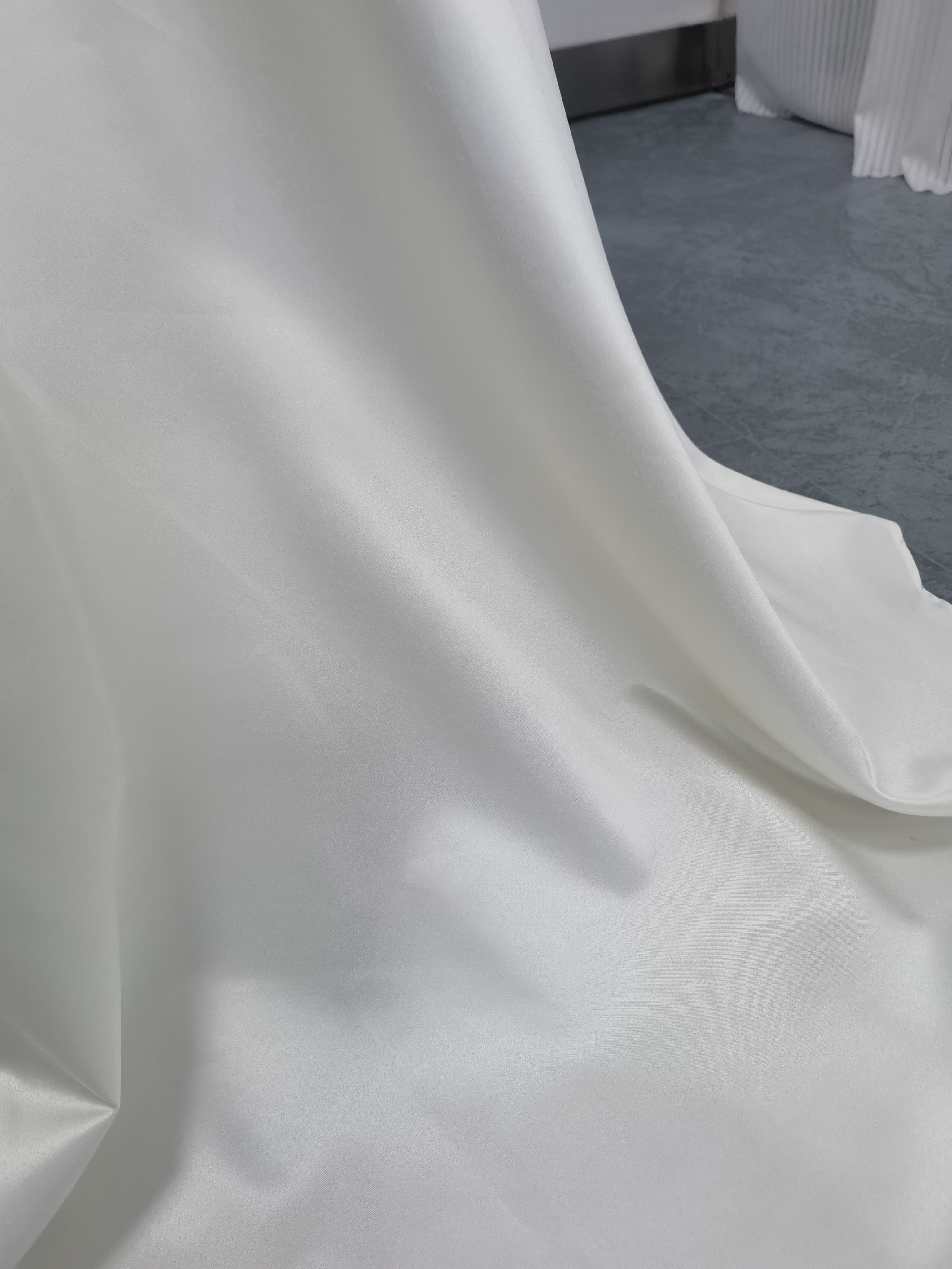 送料無料！アイボリー　3waysウエディングドレス　取り外しパフスリーブ　豪華なフリルトレーン　高級サテンドレス　結婚式