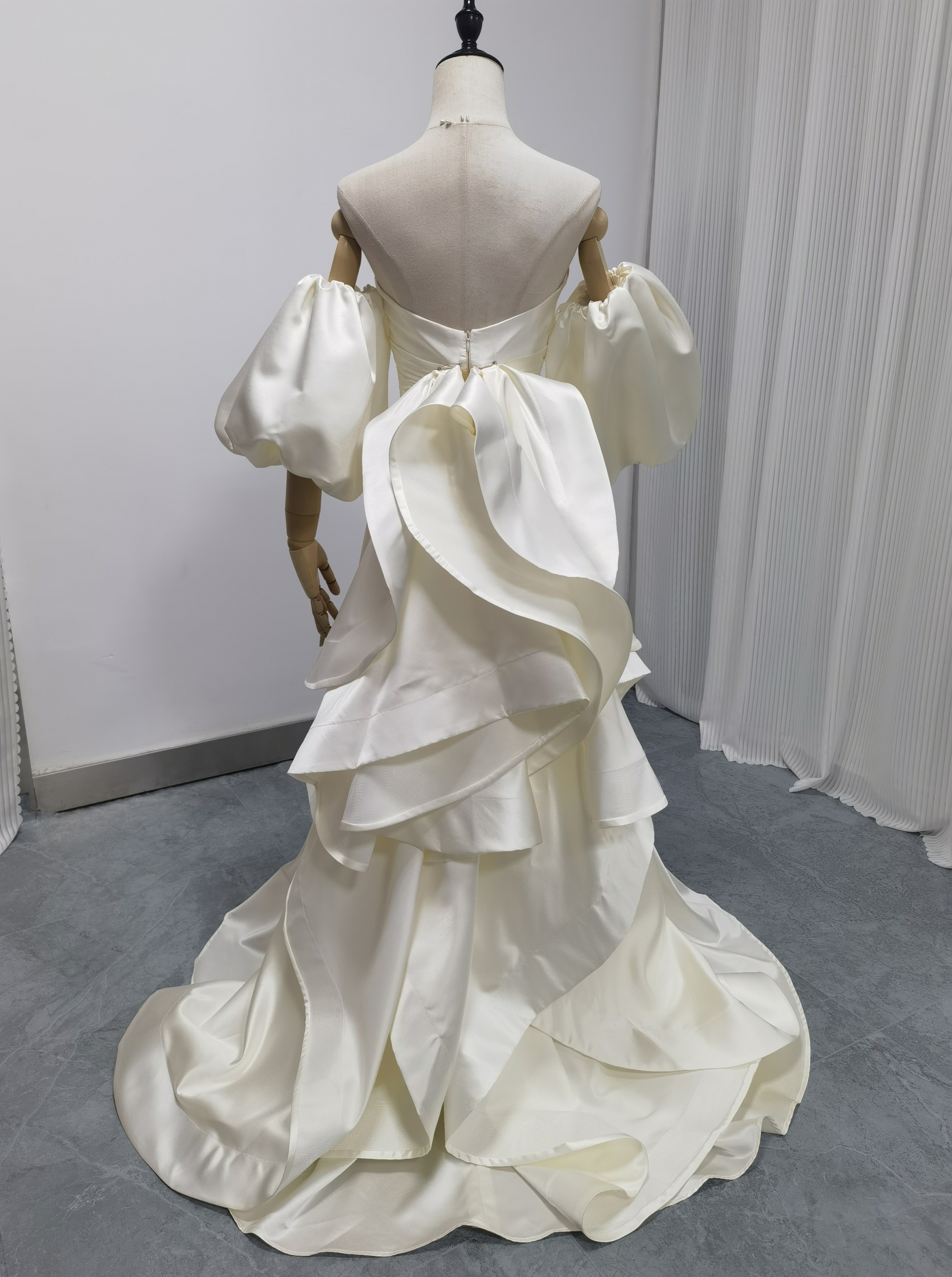 送料無料！アイボリー　3waysウエディングドレス　取り外しパフスリーブ　豪華なフリルトレーン　高級サテンドレス　結婚式