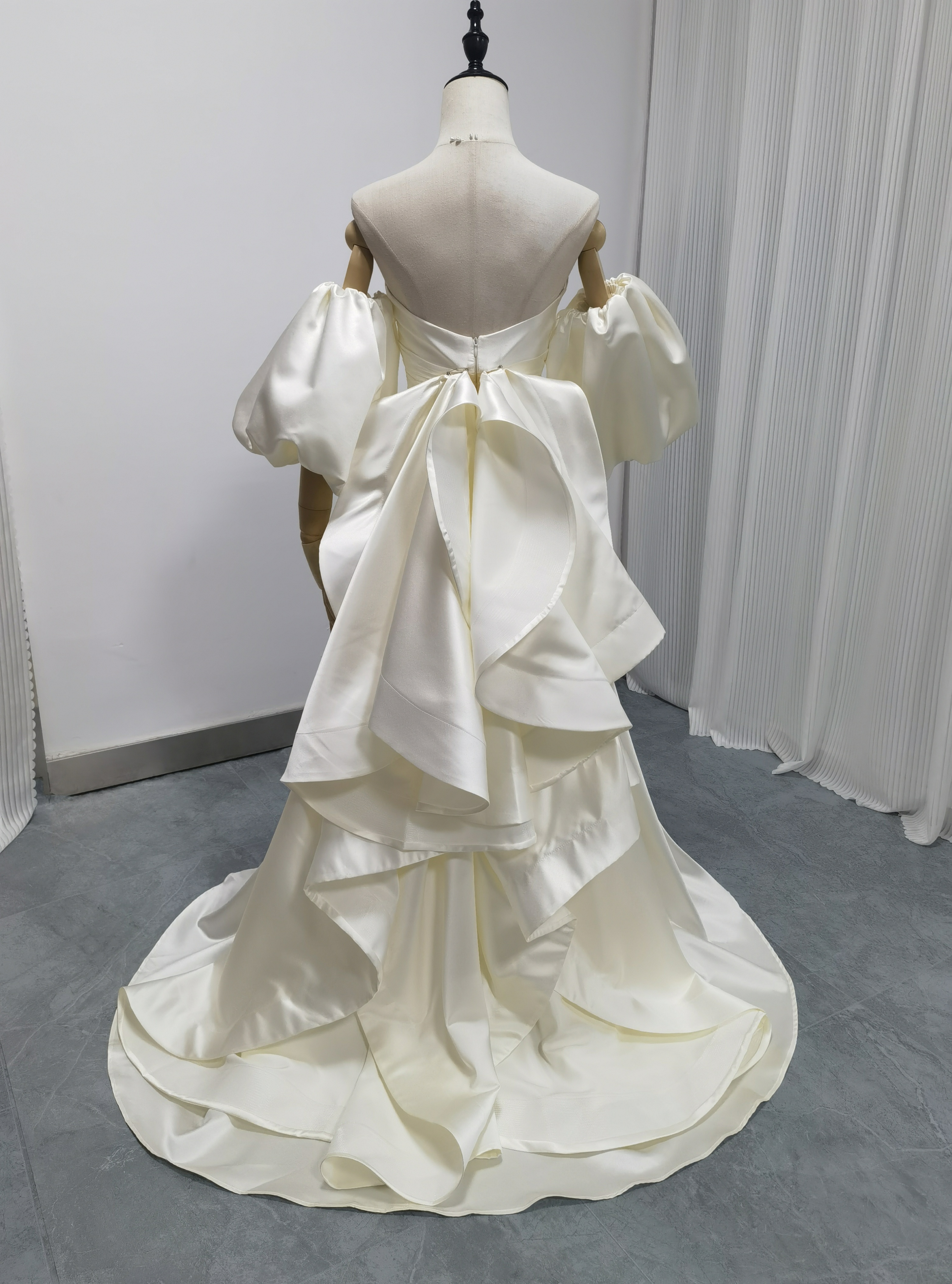 送料無料！アイボリー　3waysウエディングドレス　取り外しパフスリーブ　豪華なフリルトレーン　高級サテンドレス　結婚式