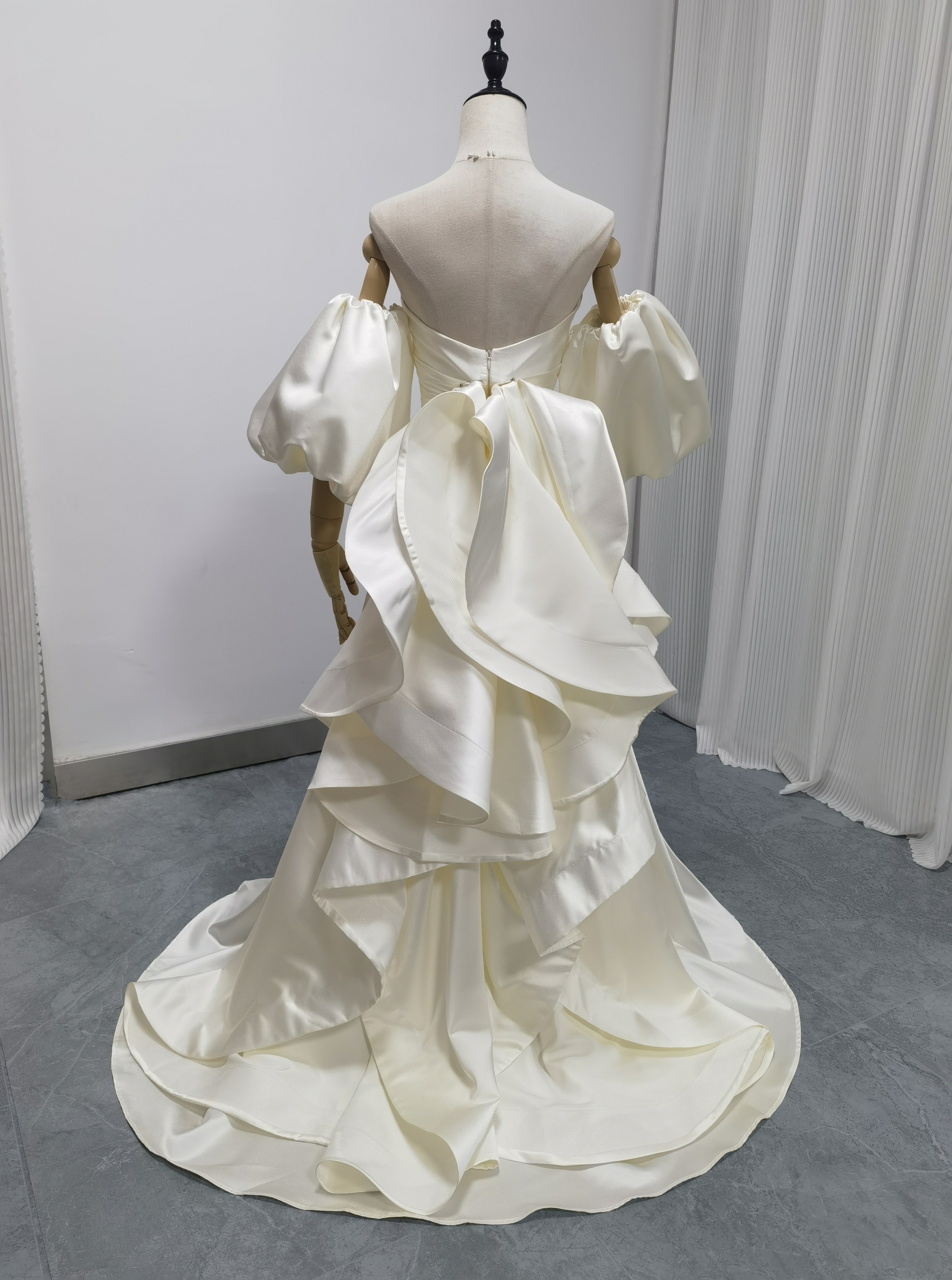 送料無料！アイボリー　3waysウエディングドレス　取り外しパフスリーブ　豪華なフリルトレーン　高級サテンドレス　結婚式