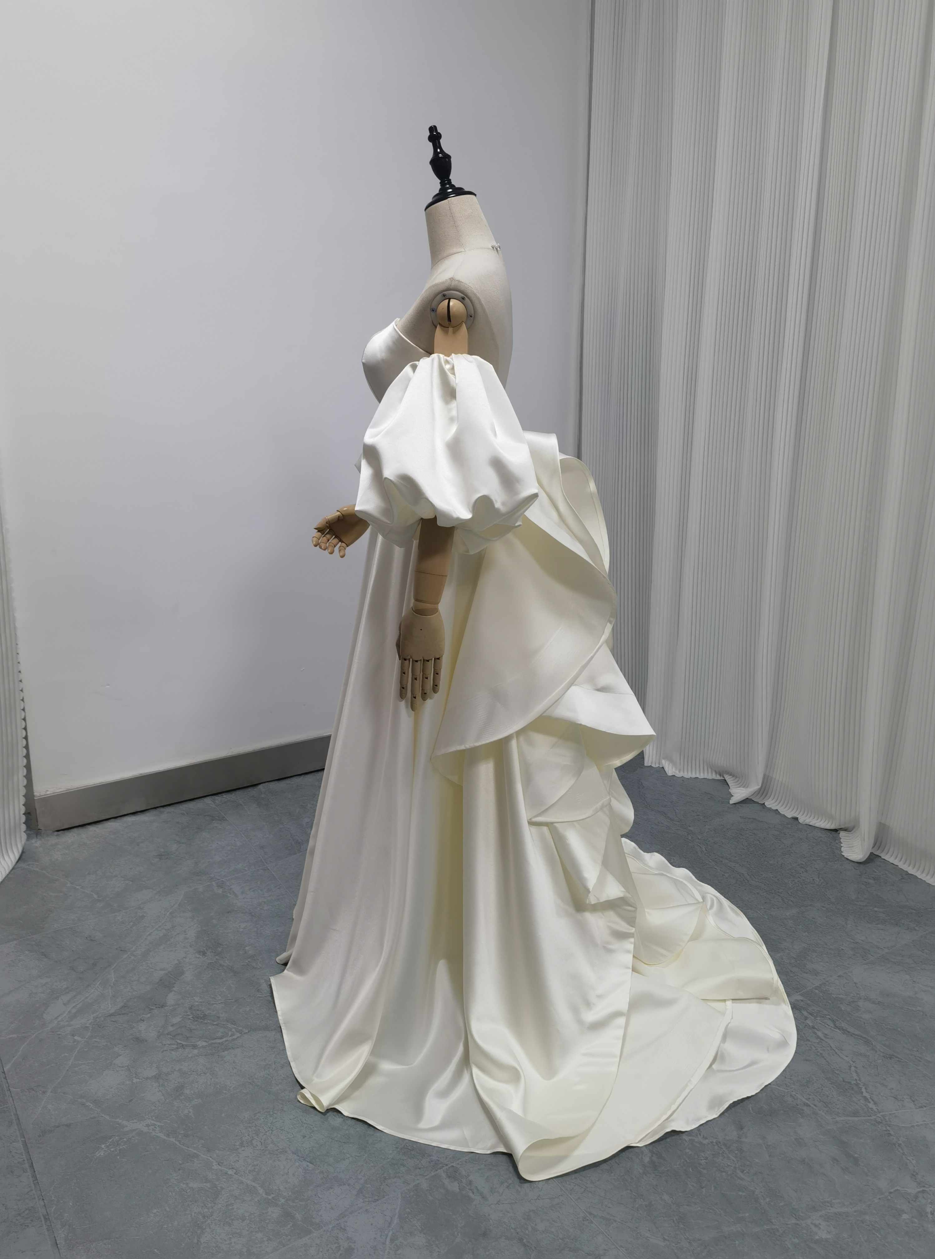 送料無料！アイボリー　3waysウエディングドレス　取り外しパフスリーブ　豪華なフリルトレーン　高級サテンドレス　結婚式