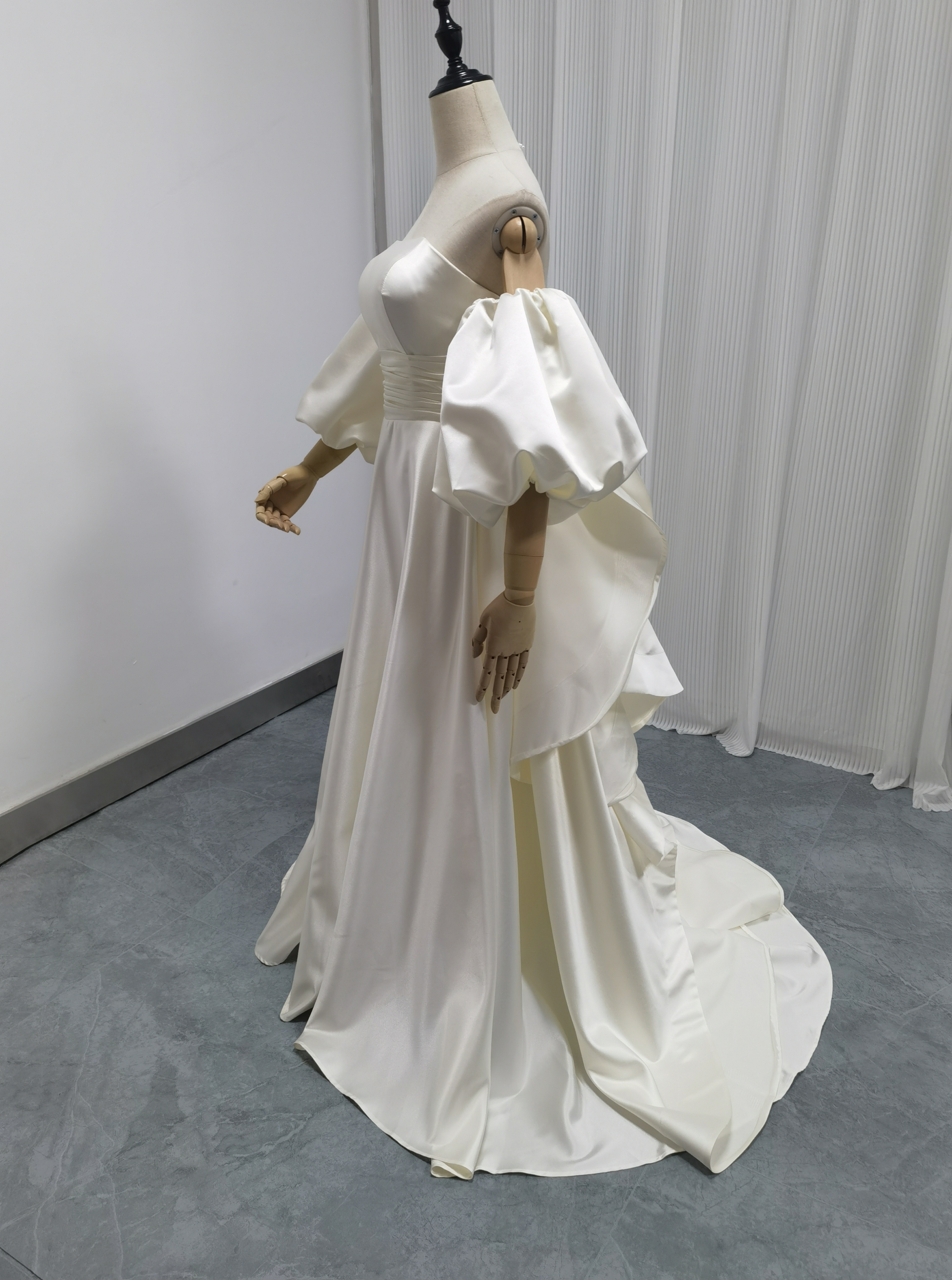 送料無料！アイボリー　3waysウエディングドレス　取り外しパフスリーブ　豪華なフリルトレーン　高級サテンドレス　結婚式