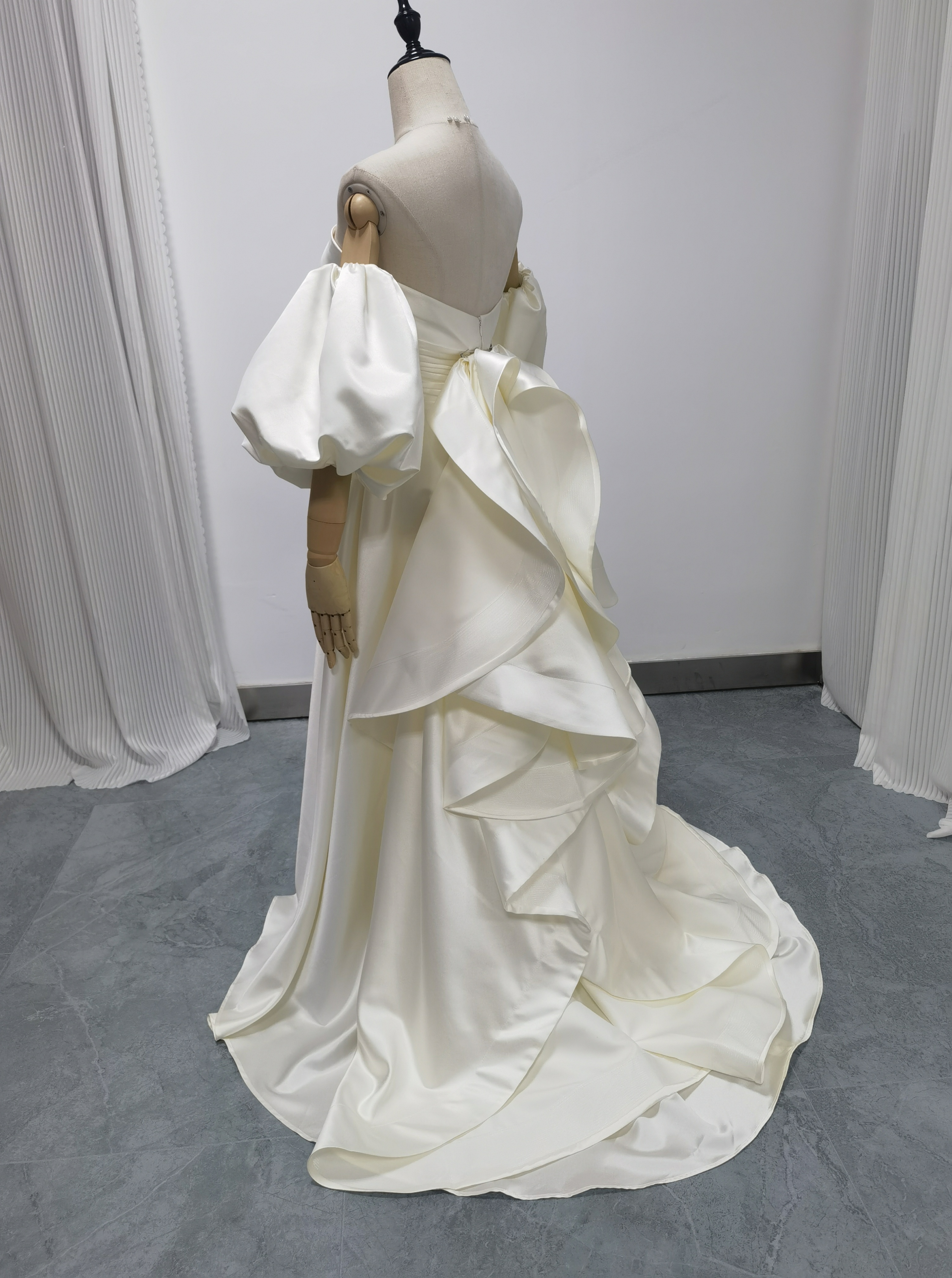 送料無料！アイボリー　3waysウエディングドレス　取り外しパフスリーブ　豪華なフリルトレーン　高級サテンドレス　結婚式