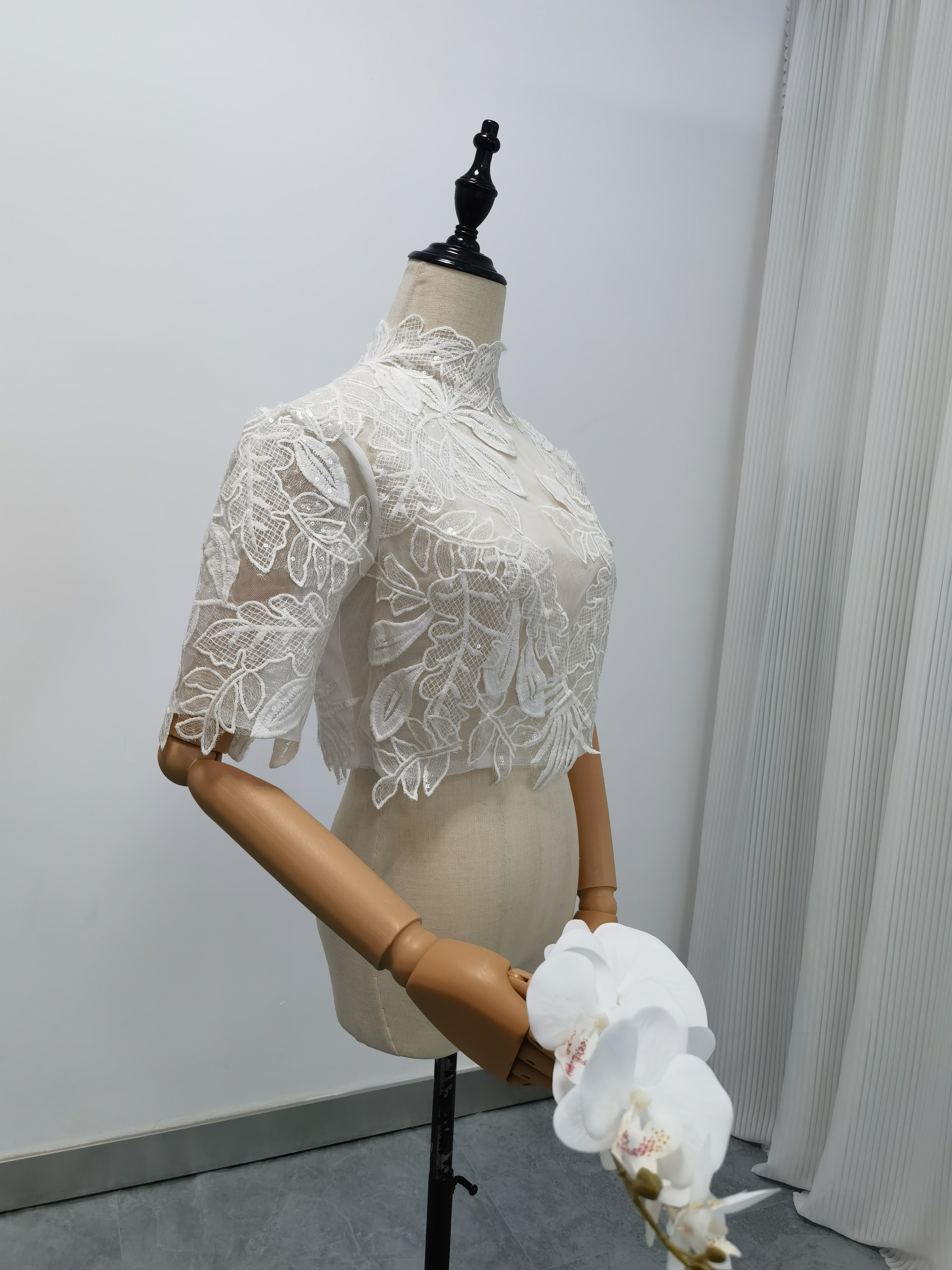 ボレロ リーフ刺繍 半袖 キラキラスパンコール 背中見せ 結婚式 デザイン感