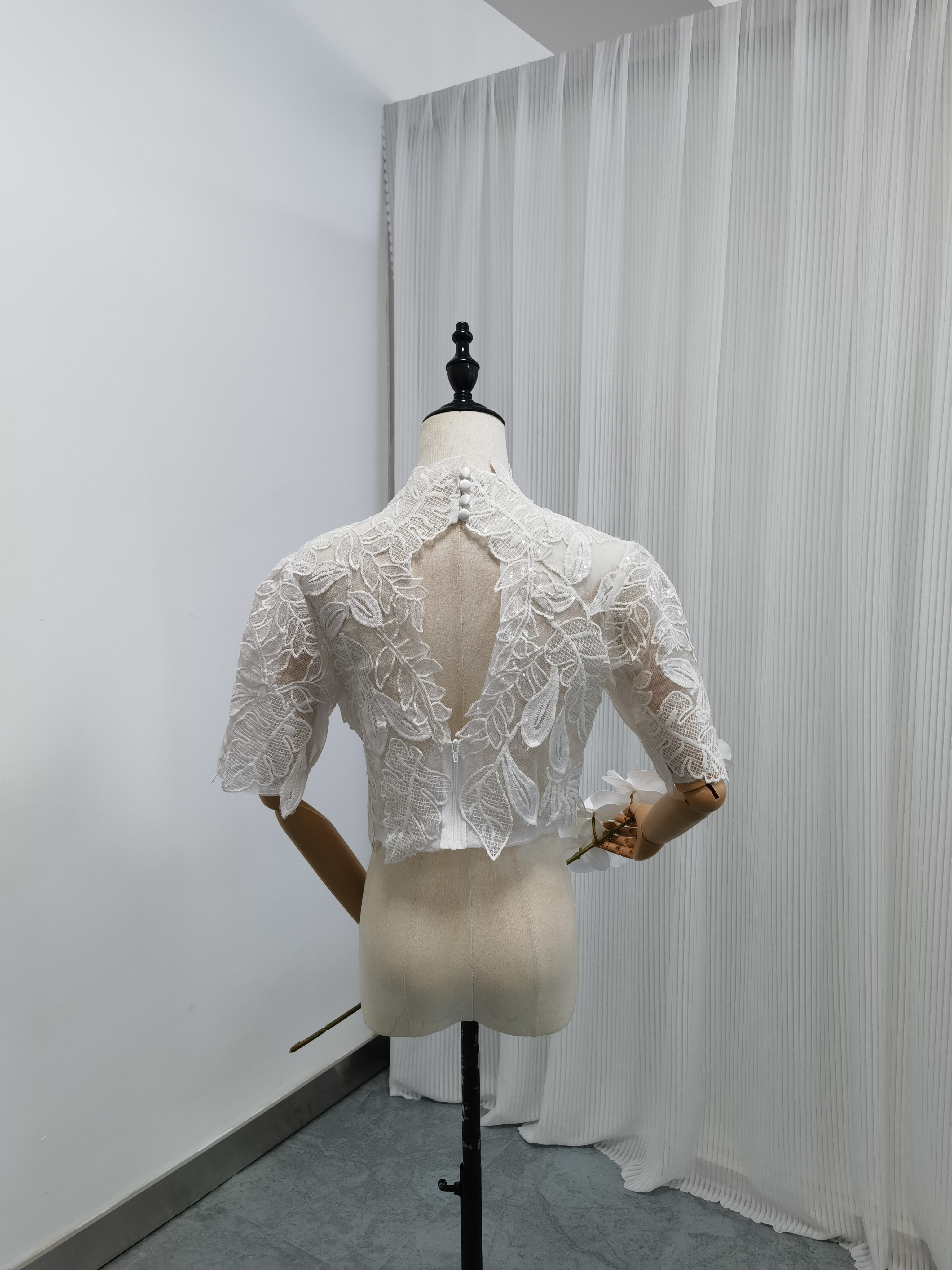 ボレロ リーフ刺繍 半袖 キラキラスパンコール 背中見せ 結婚式 デザイン感
