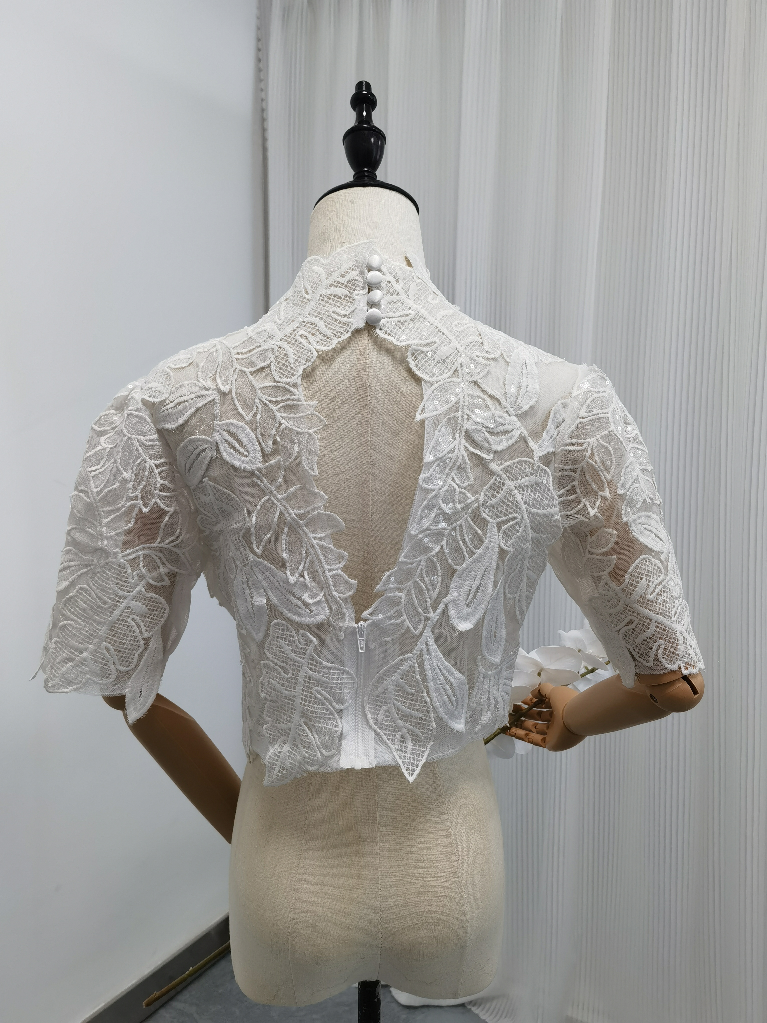 ボレロ リーフ刺繍 半袖 キラキラスパンコール 背中見せ 結婚式 デザイン感