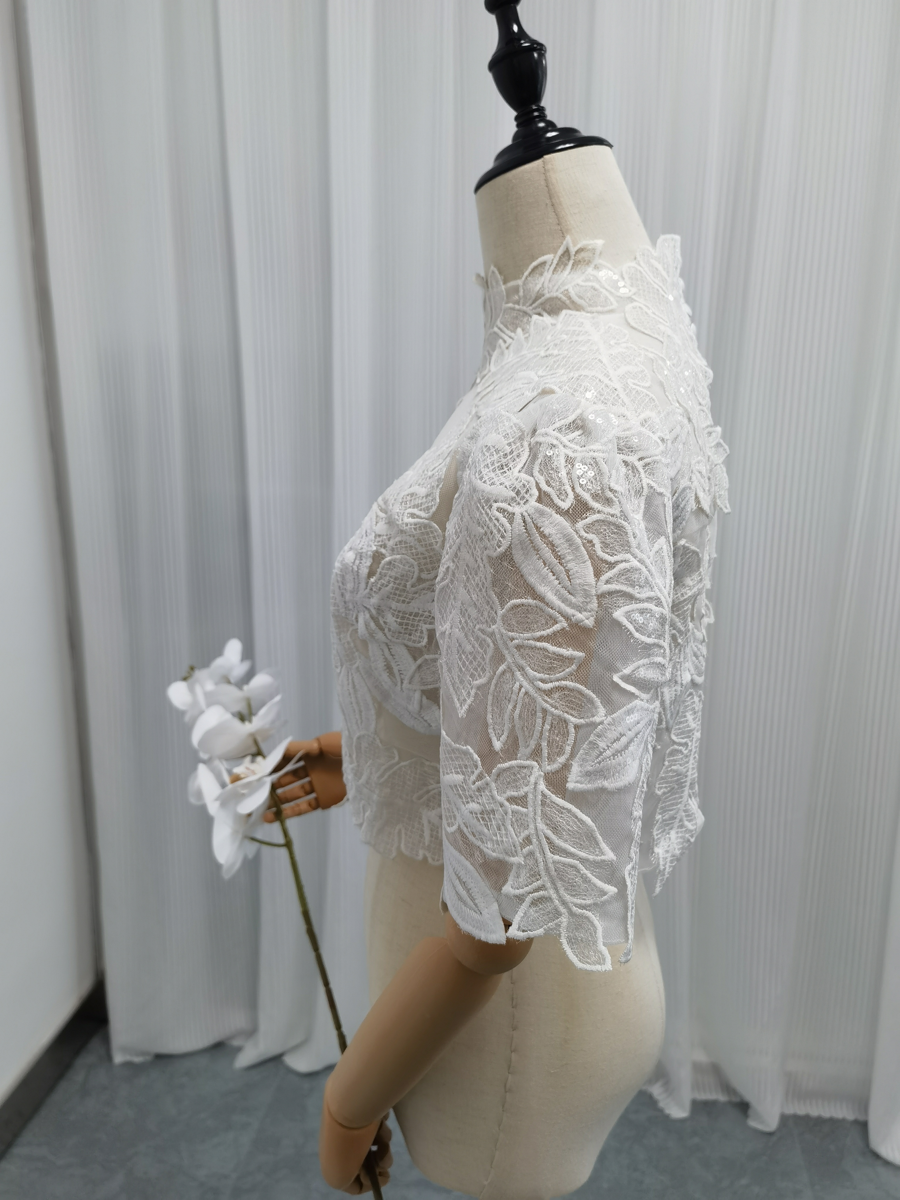 ボレロ リーフ刺繍 半袖 キラキラスパンコール 背中見せ 結婚式 デザイン感