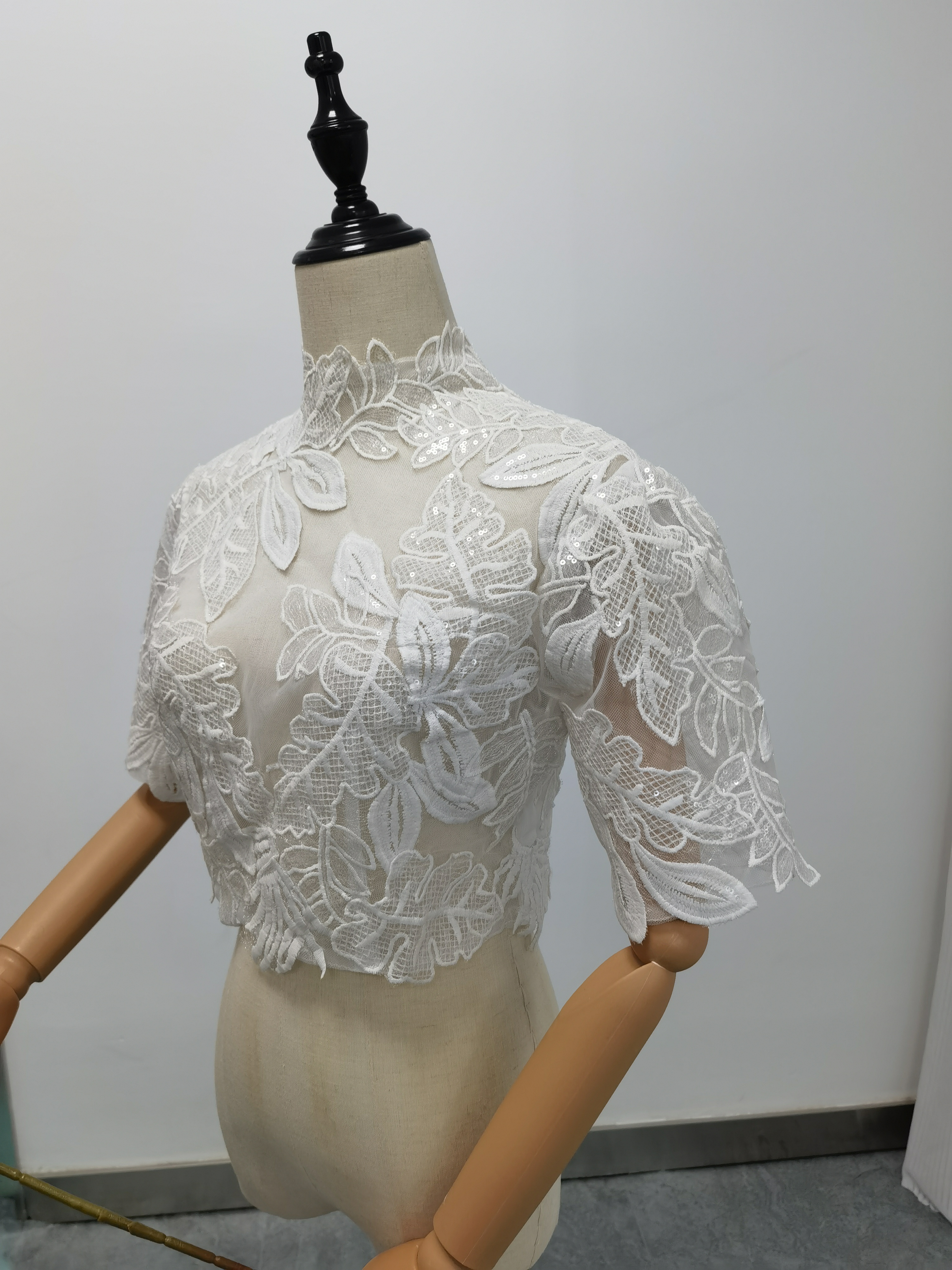 ボレロ リーフ刺繍 半袖 キラキラスパンコール 背中見せ 結婚式 デザイン感
