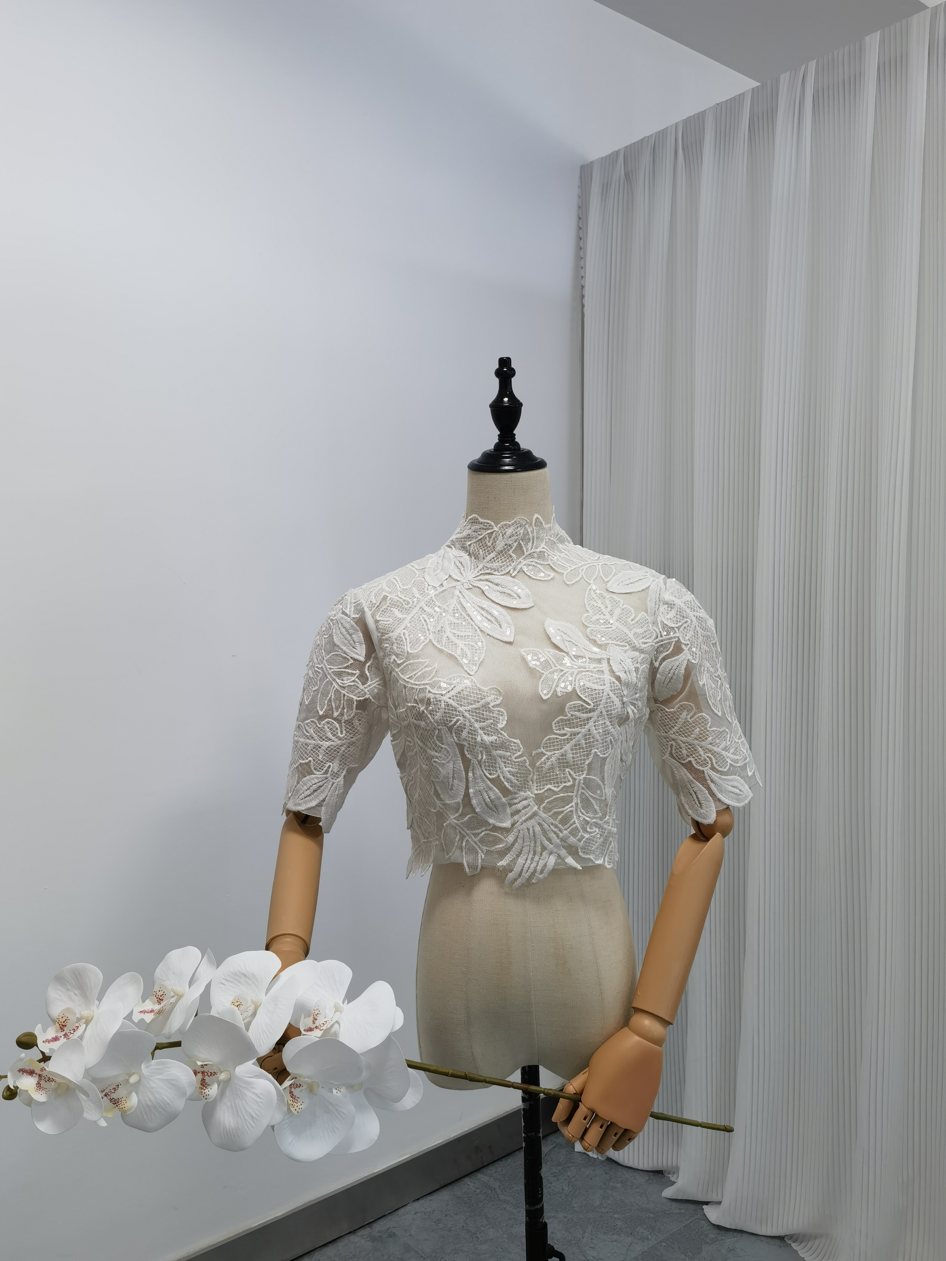 ボレロ リーフ刺繍 半袖 キラキラスパンコール 背中見せ 結婚式 デザイン感
