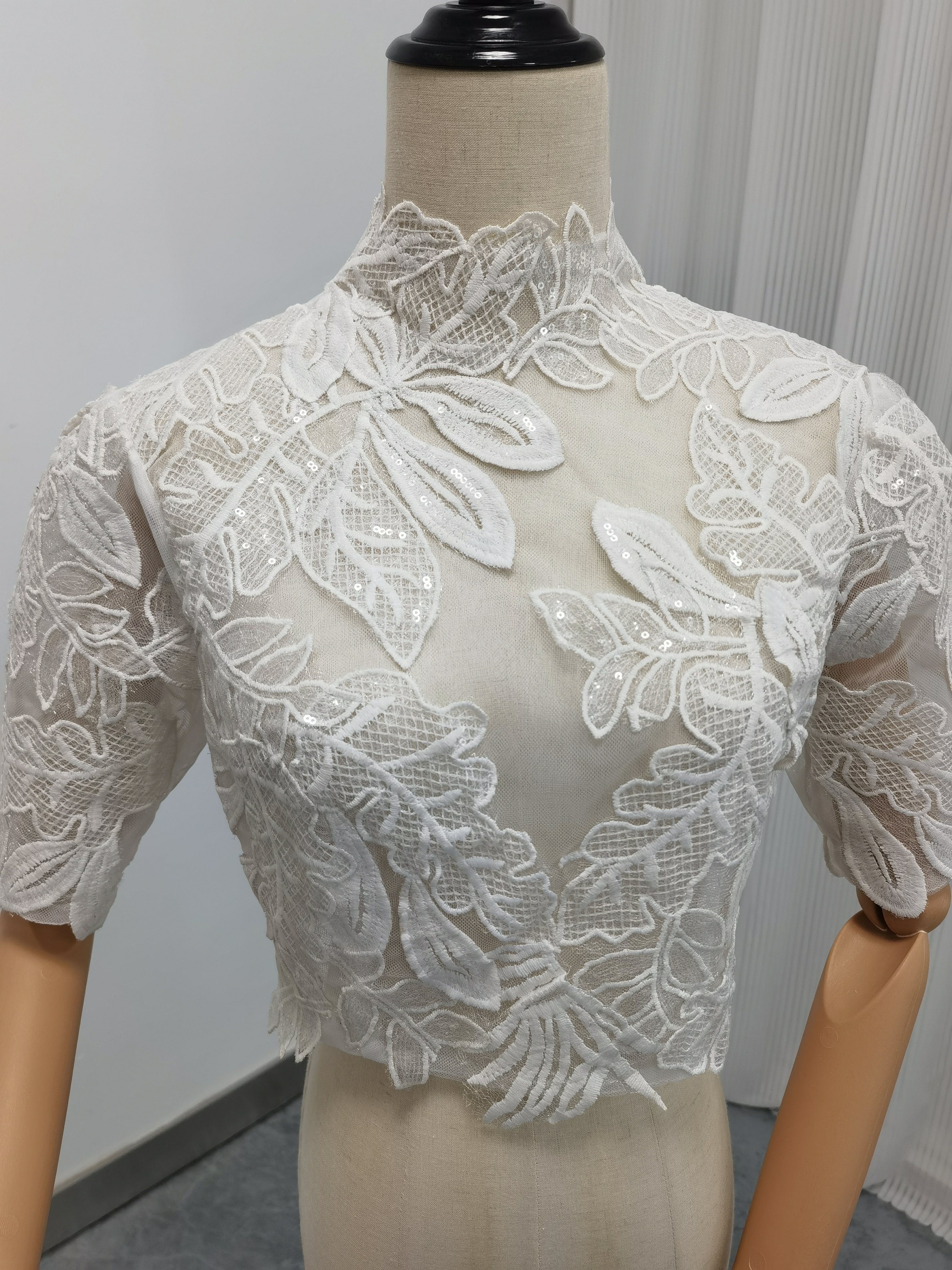 ボレロ リーフ刺繍 半袖 キラキラスパンコール 背中見せ 結婚式 デザイン感