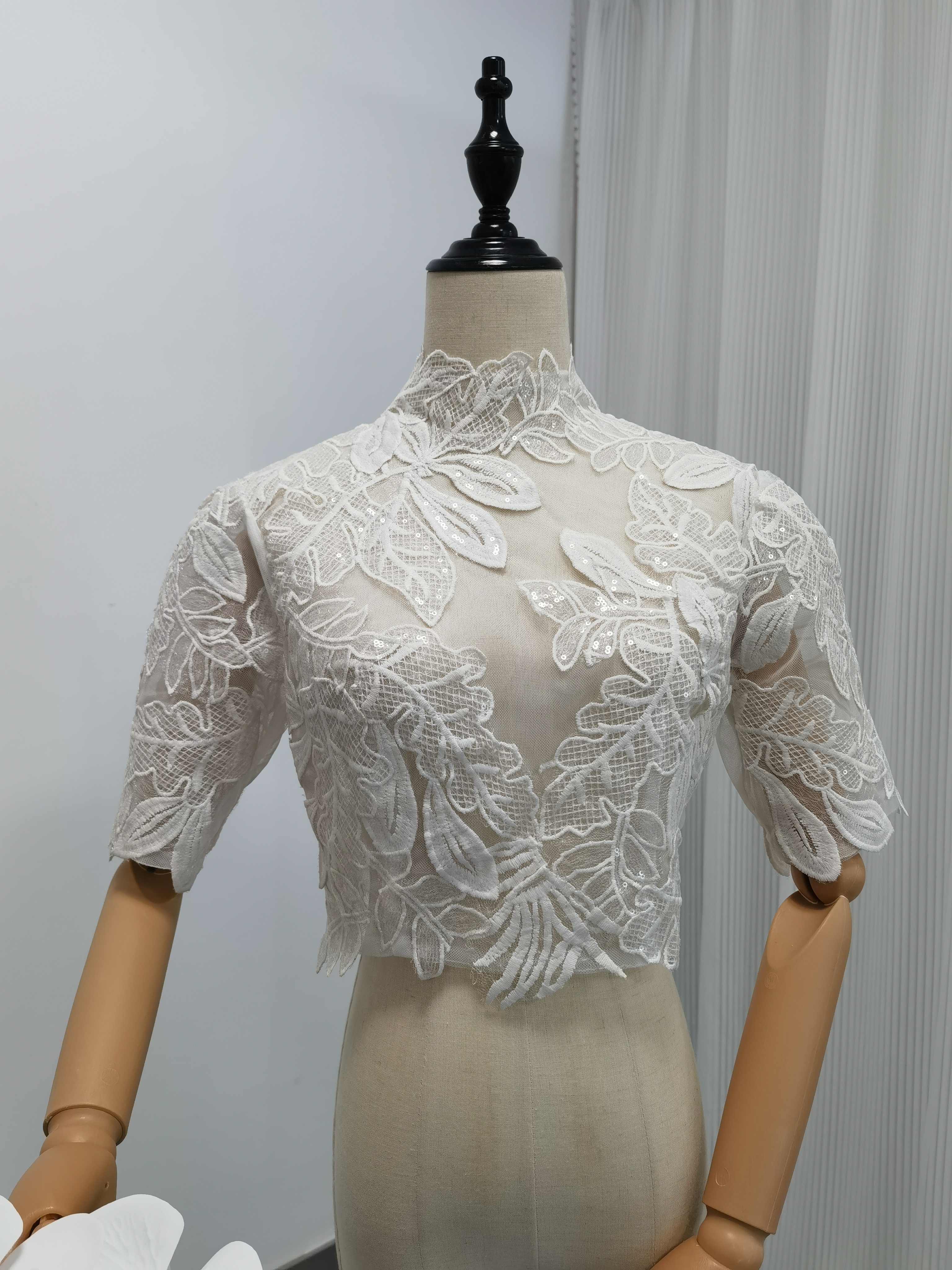 ボレロ リーフ刺繍 半袖 キラキラスパンコール 背中見せ 結婚式 デザイン感