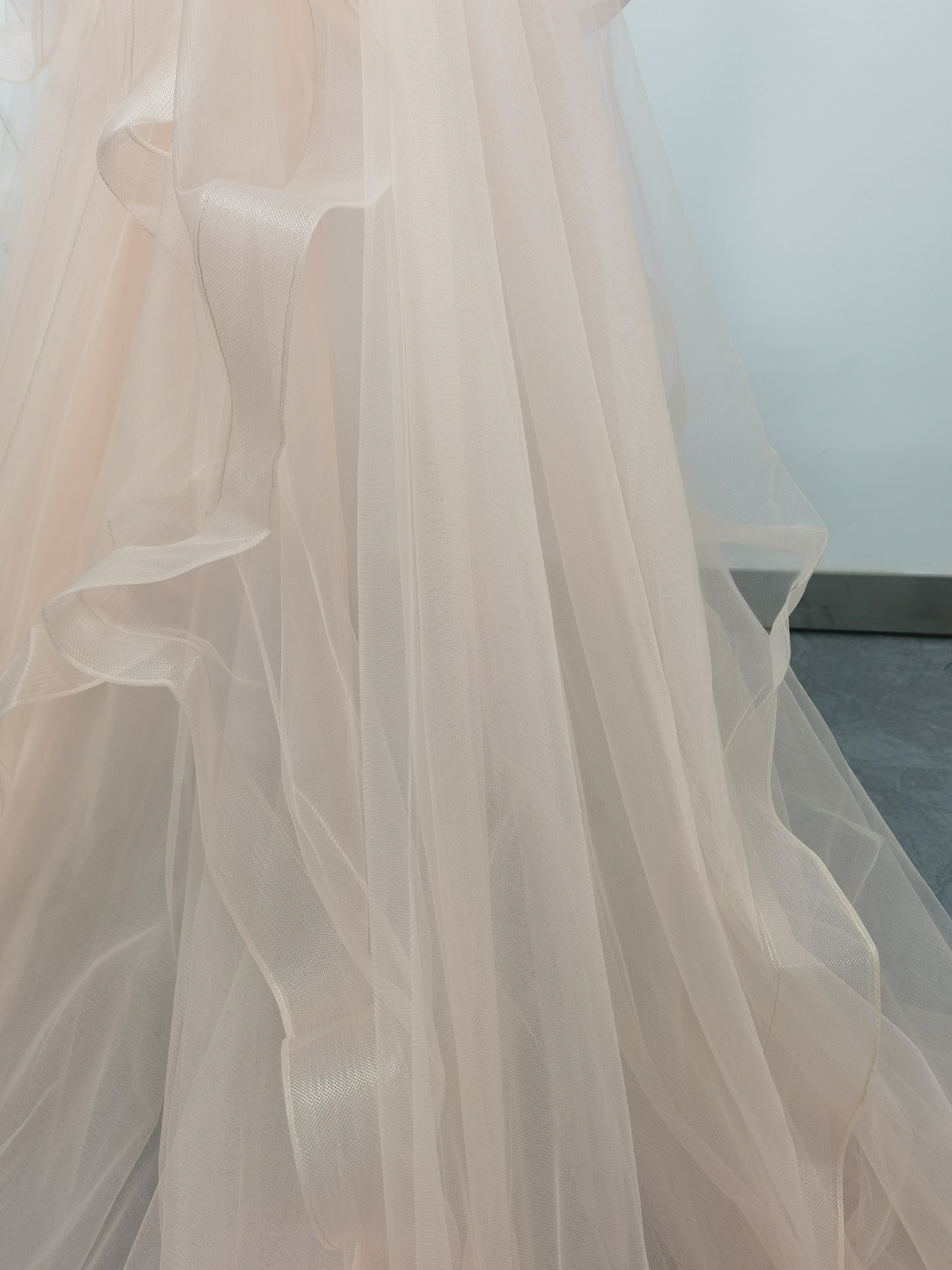 華やかなトレーン ピンク ラッフルフリル ソフトチュール カラードレス 前撮り