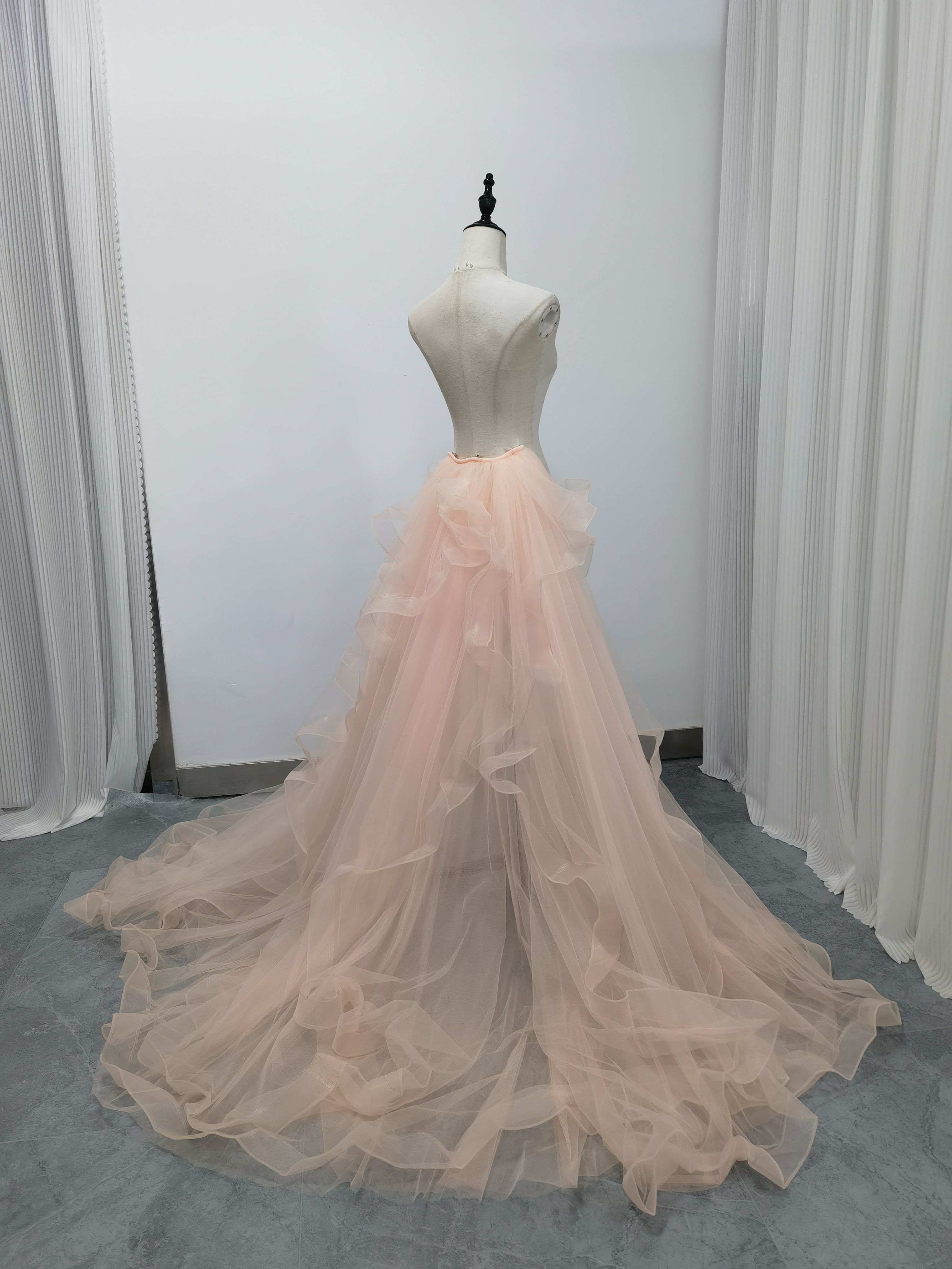 華やかなトレーン ピンク ラッフルフリル ソフトチュール カラードレス 前撮り