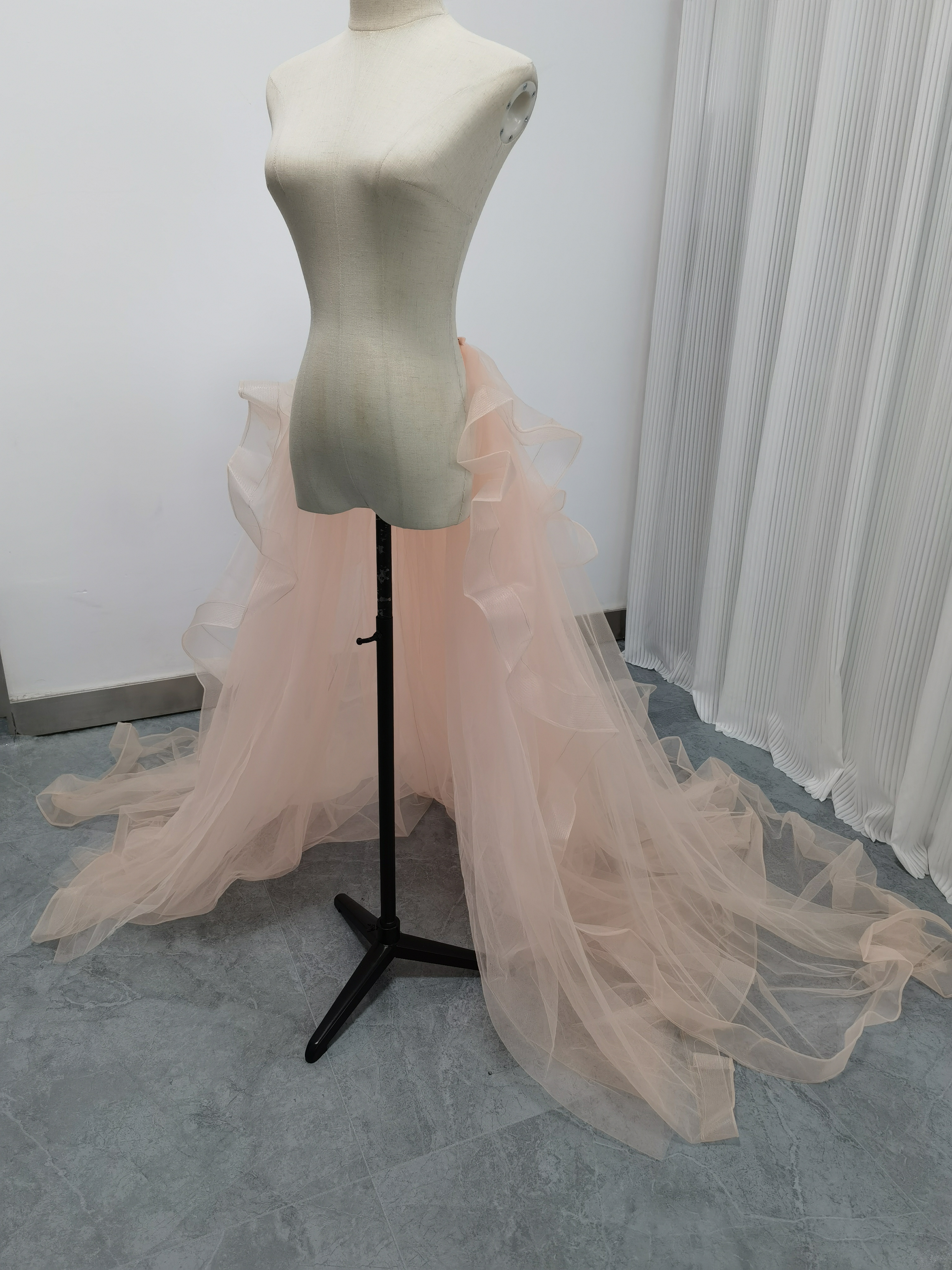 華やかなトレーン ピンク ラッフルフリル ソフトチュール カラードレス 前撮り