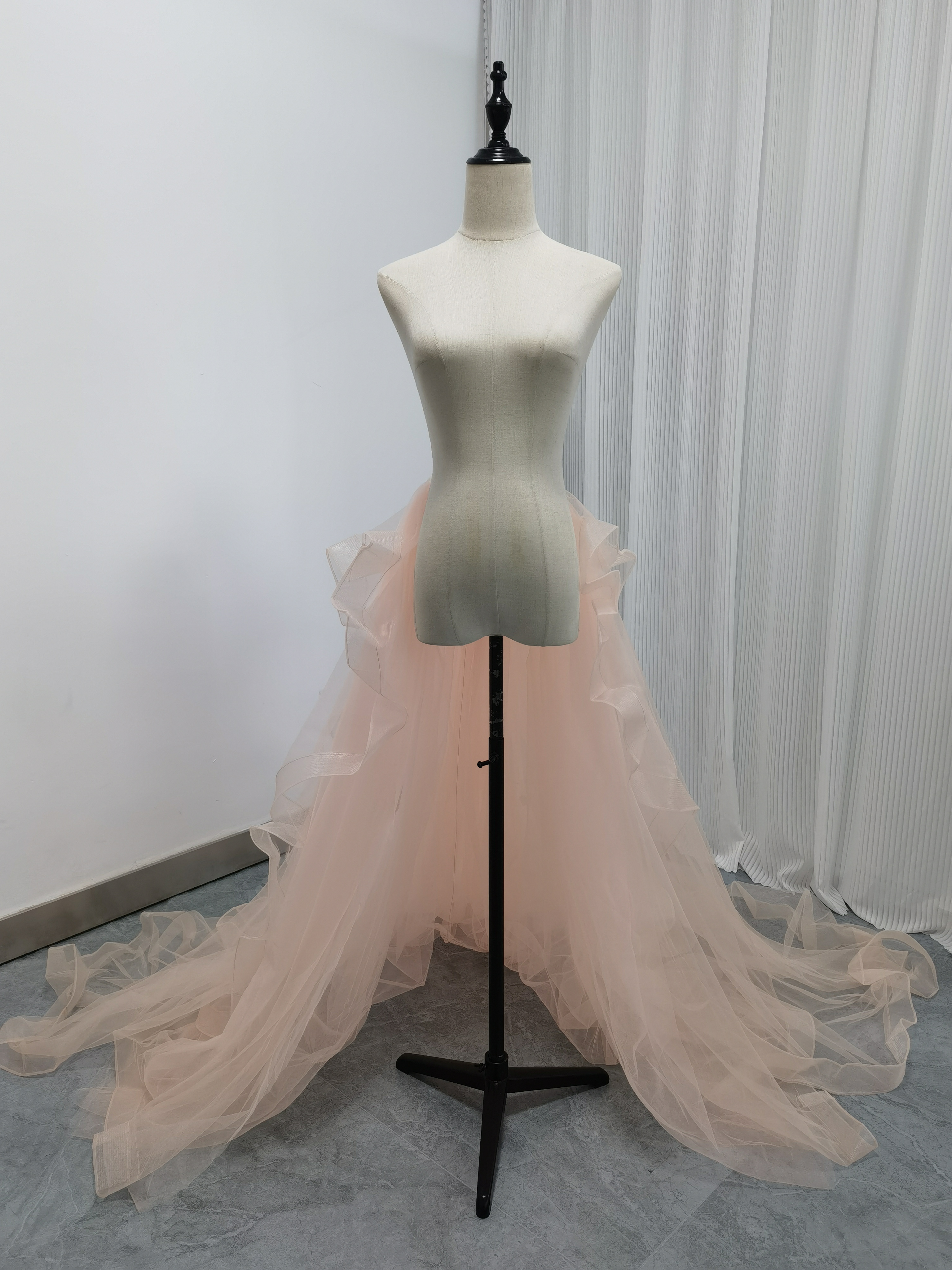 華やかなトレーン ピンク ラッフルフリル ソフトチュール カラードレス 前撮り