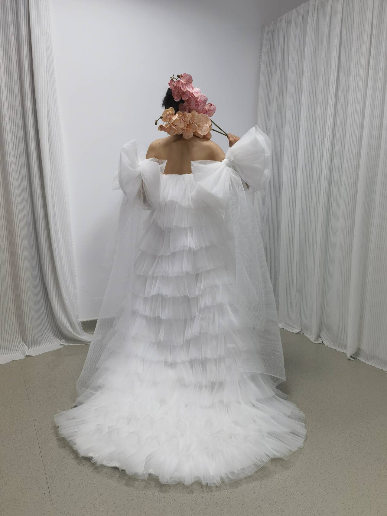 ふんだんに重ねられたチュールフリルのボリュームウエディングドレス　大きな腕リボン　トレーン　ラグジュアリードレス　