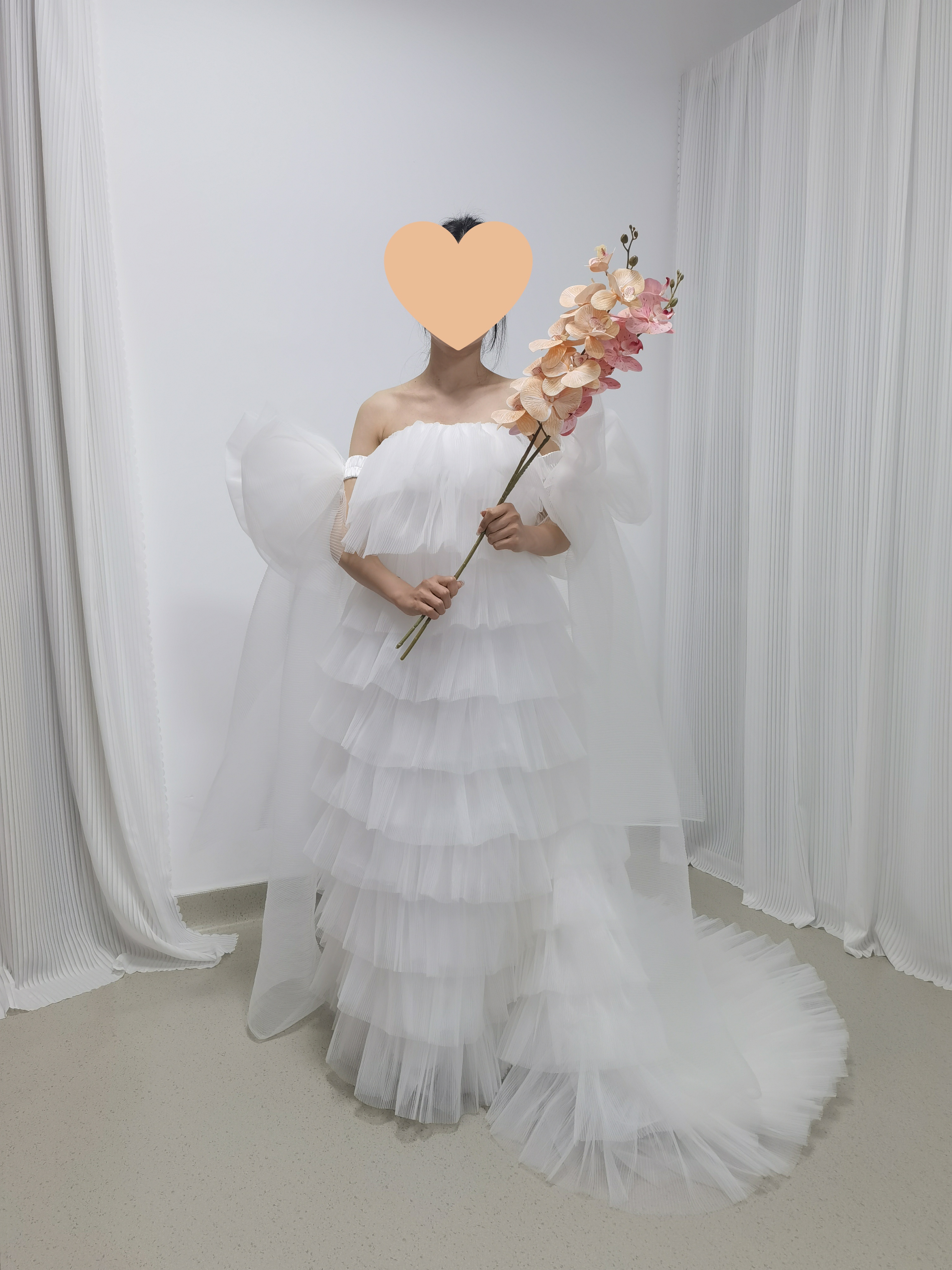 ふんだんに重ねられたチュールフリルのボリュームウエディングドレス　大きな腕リボン　トレーン　ラグジュアリードレス　