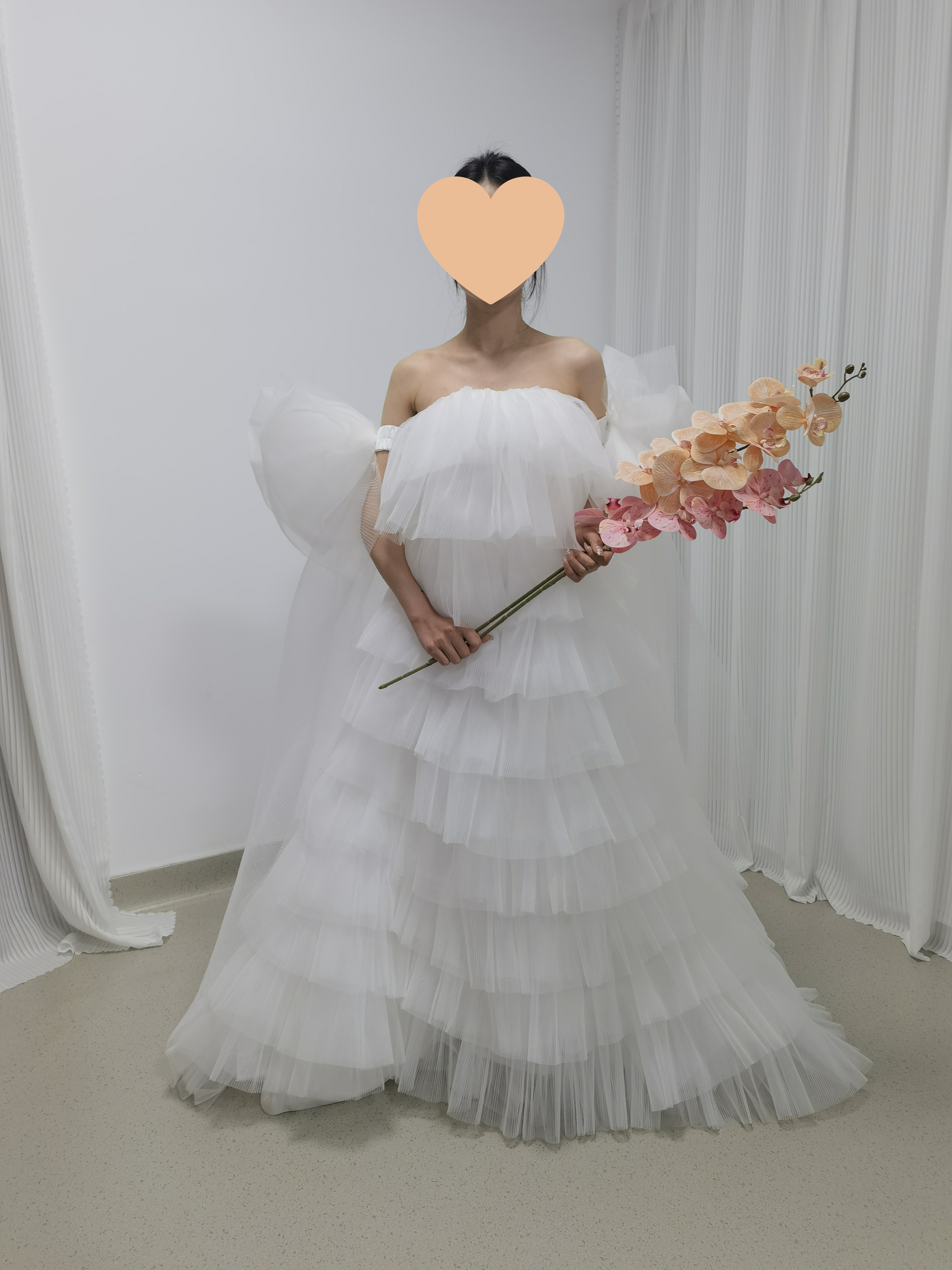 ふんだんに重ねられたチュールフリルのボリュームウエディングドレス　大きな腕リボン　トレーン　ラグジュアリードレス　