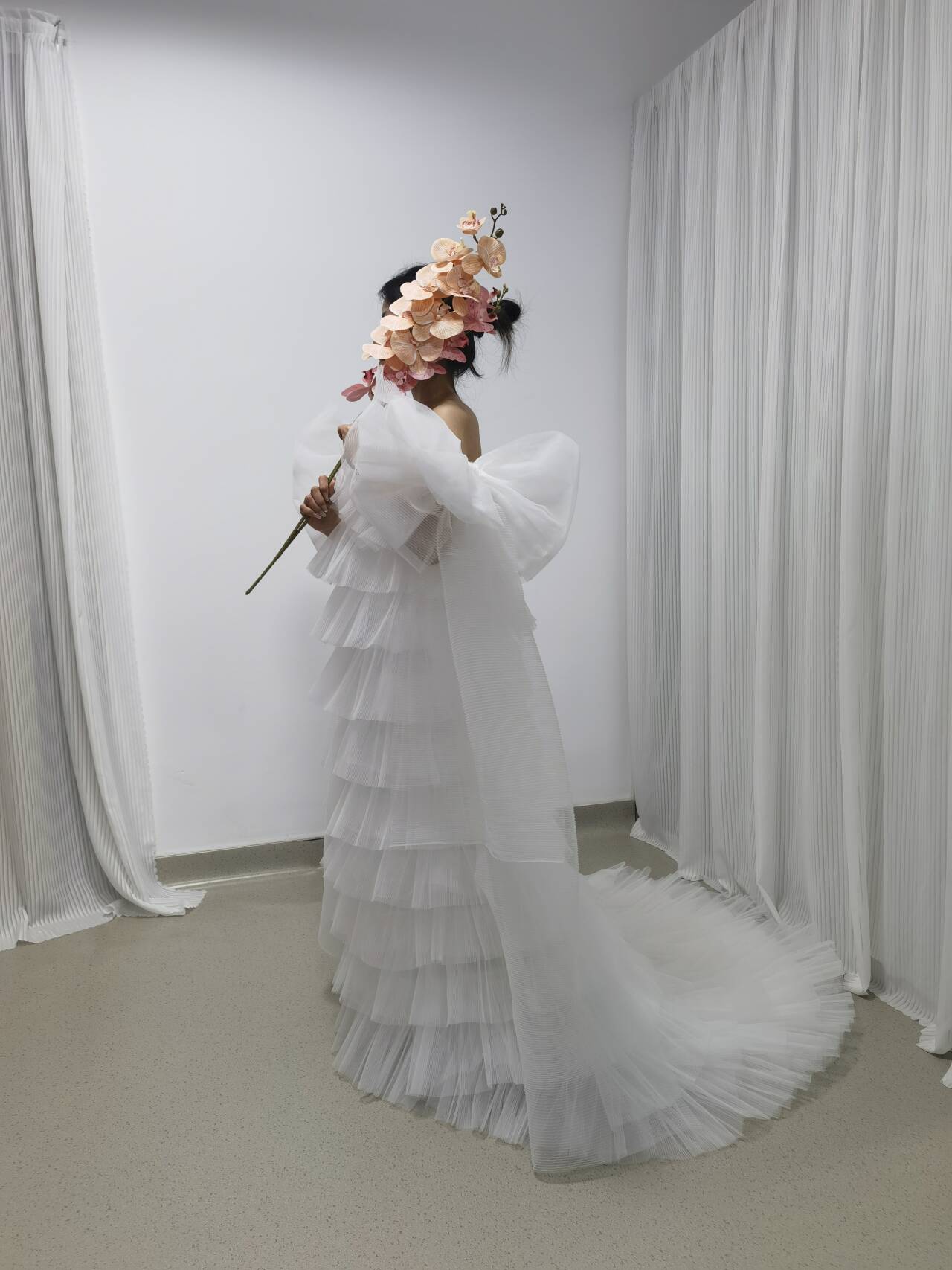ふんだんに重ねられたチュールフリルのボリュームウエディングドレス　大きな腕リボン　トレーン　ラグジュアリードレス　
