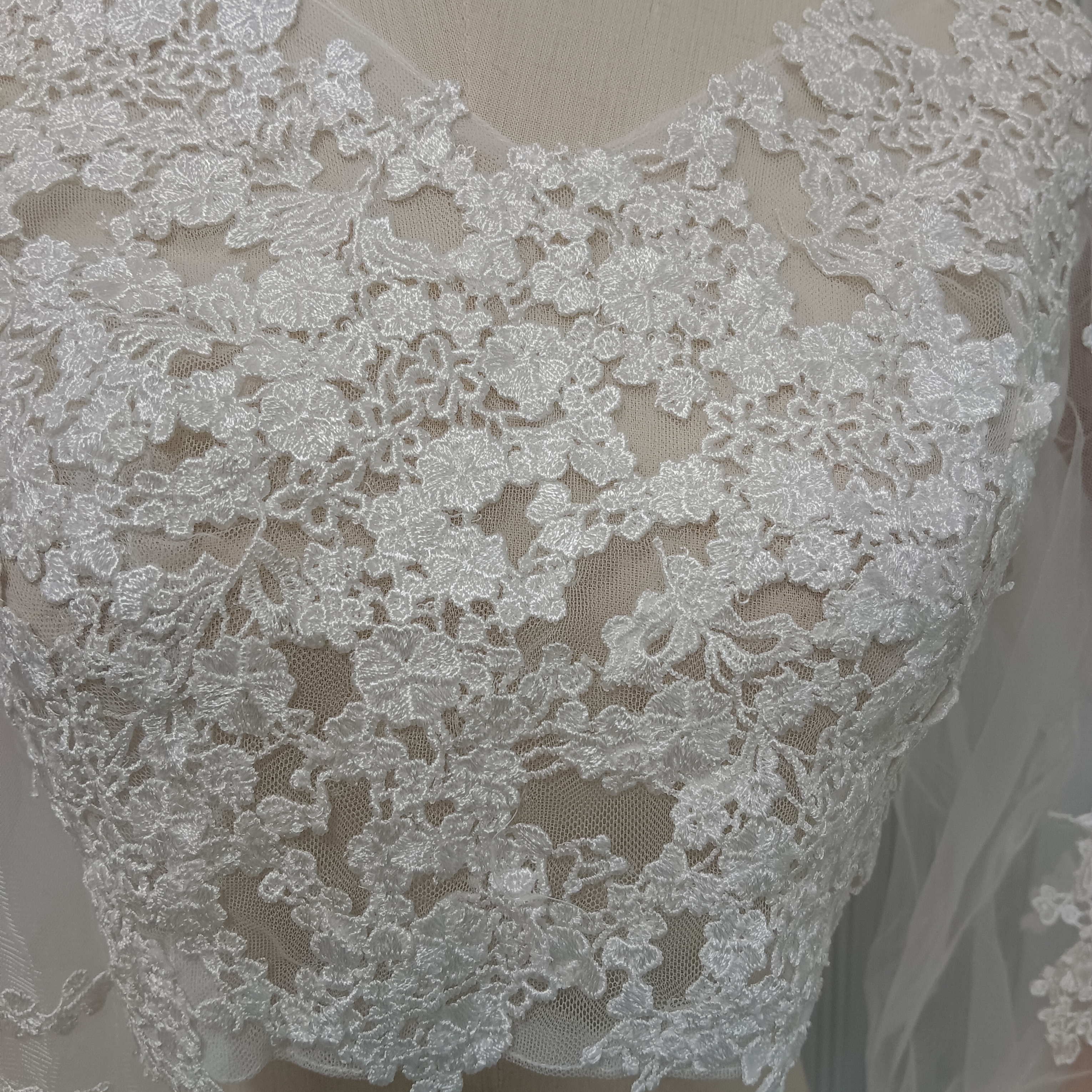 フランス風 ボレロ ふわふわ袖 Vネック くるみボタン 美しい花レース 花嫁/ウェディングドレス