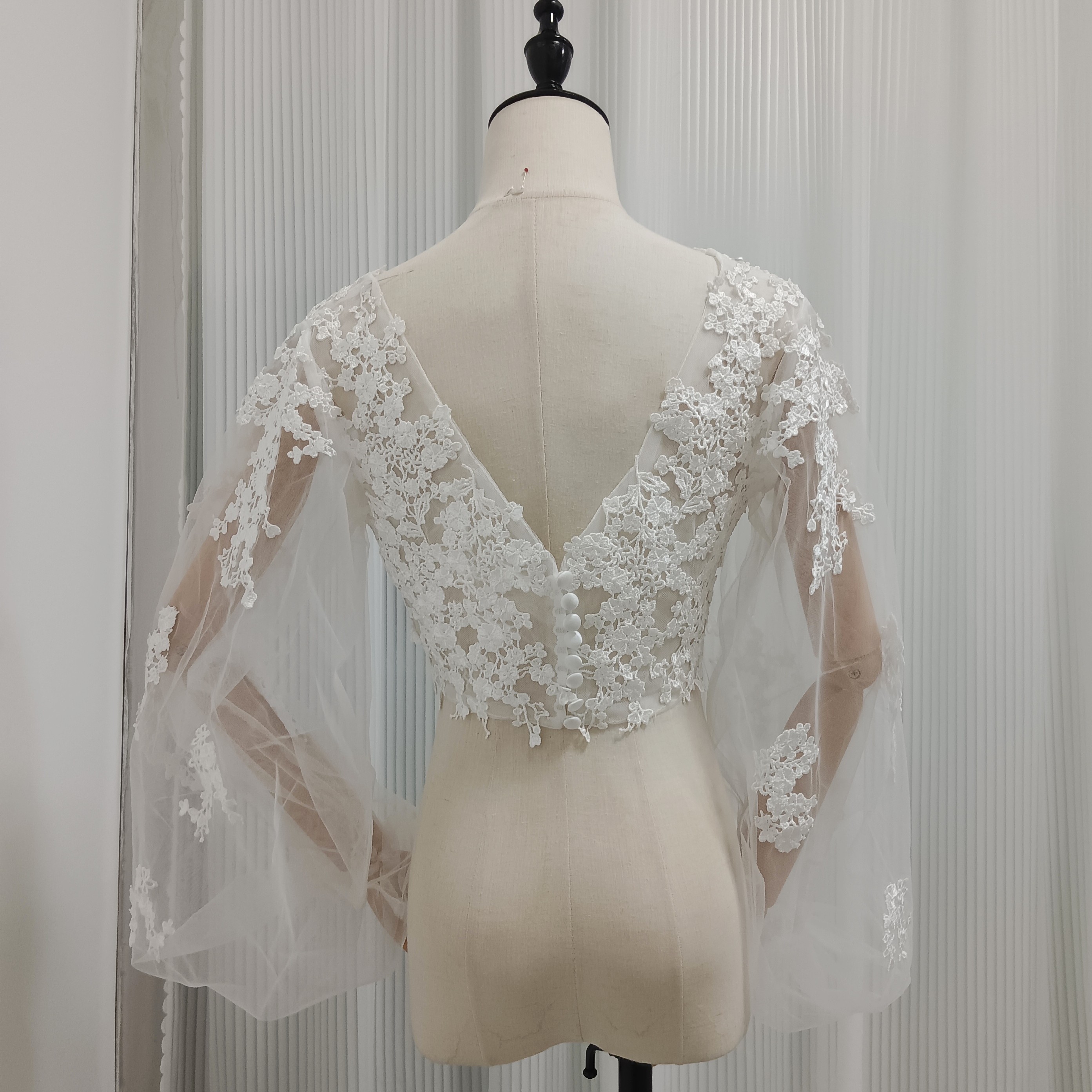 フランス風 ボレロ ふわふわ袖 Vネック くるみボタン 美しい花レース 花嫁/ウェディングドレス