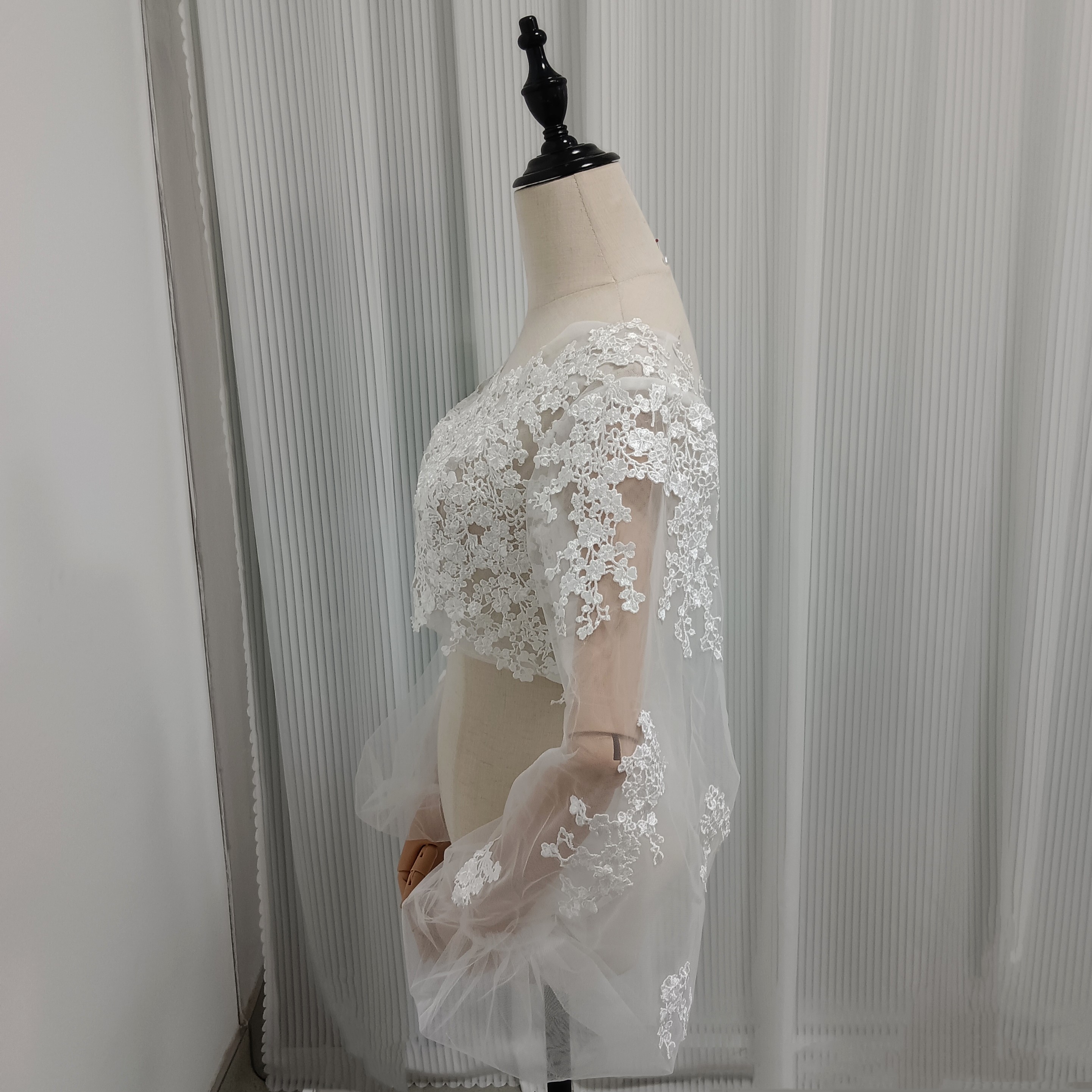 フランス風 ボレロ ふわふわ袖 Vネック くるみボタン 美しい花レース 花嫁/ウェディングドレス
