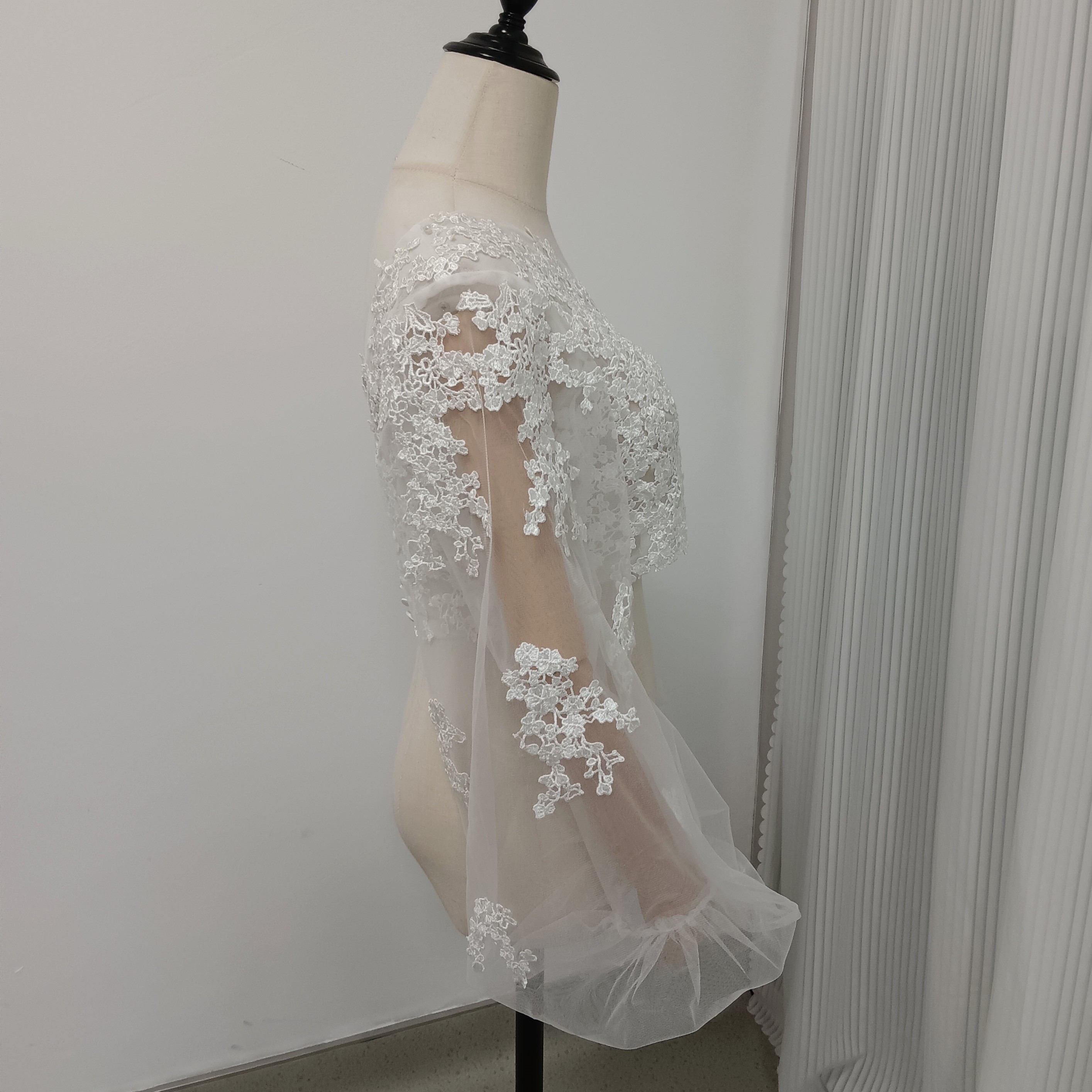 フランス風 ボレロ ふわふわ袖 Vネック くるみボタン 美しい花レース 花嫁/ウェディングドレス