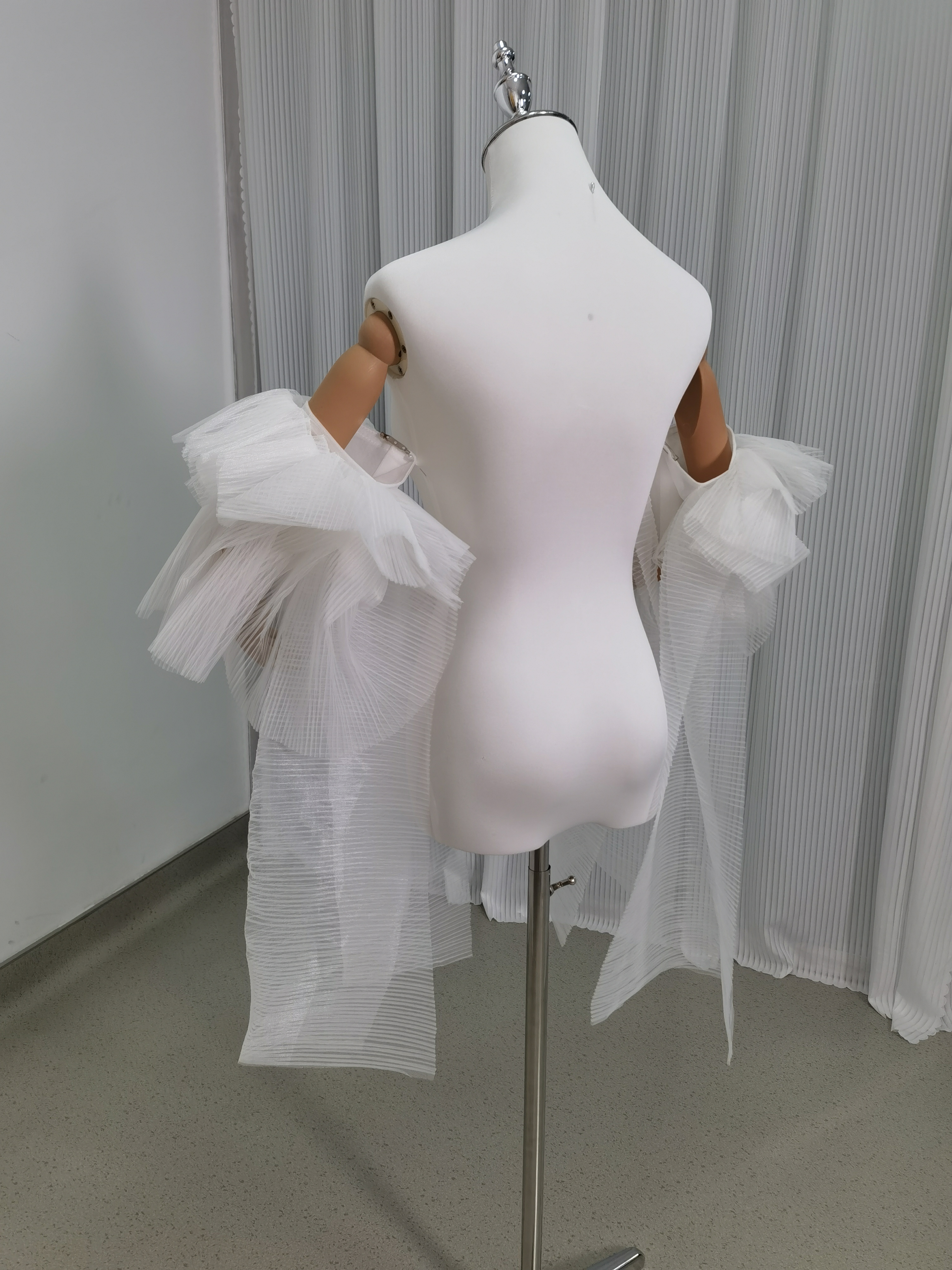 フリル袖 オフホワイト ふわふわ袖 デザイン感 可愛い 花嫁/ウェディングドレス