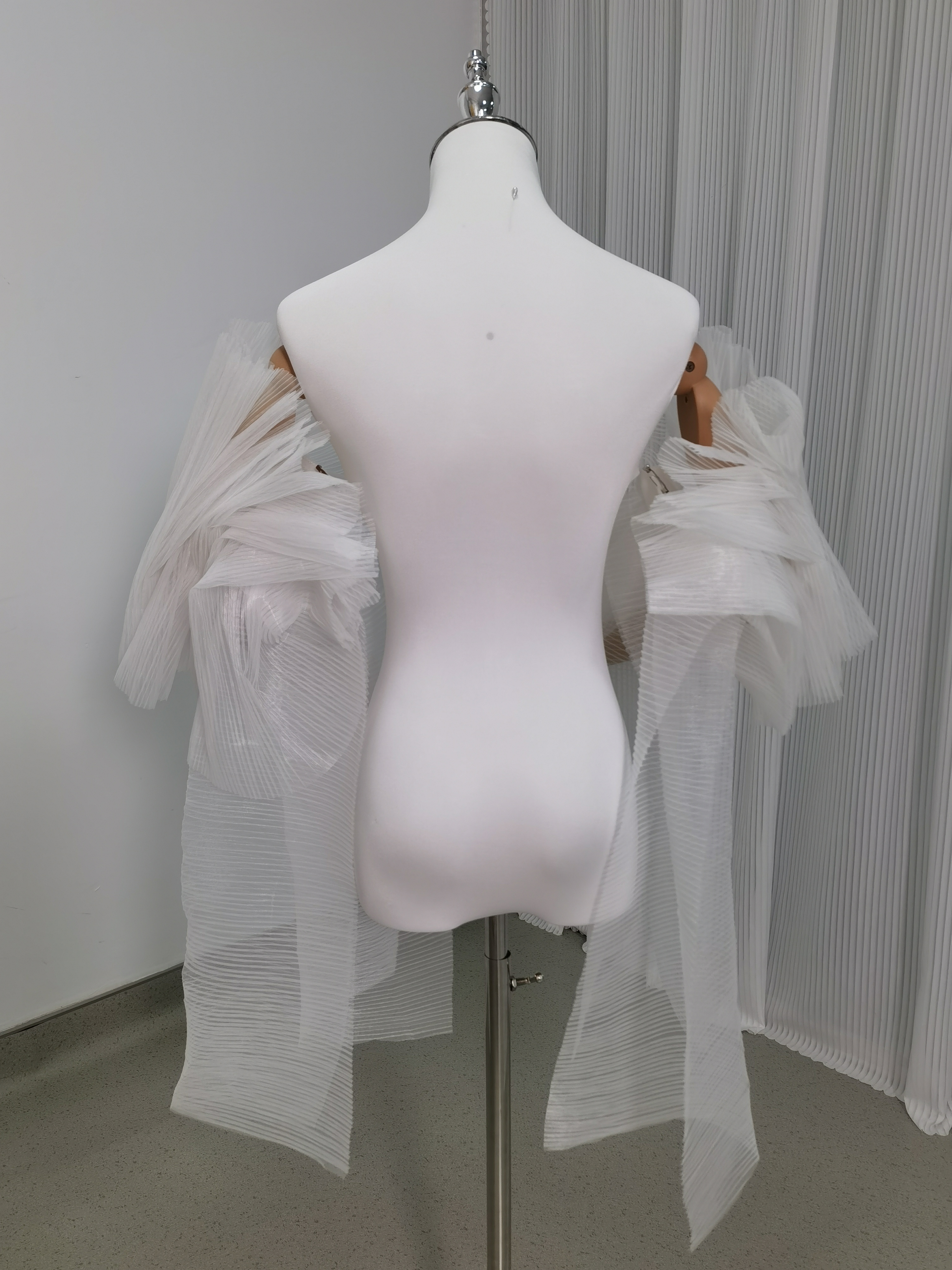 フリル袖 オフホワイト ふわふわ袖 デザイン感 可愛い 花嫁/ウェディングドレス