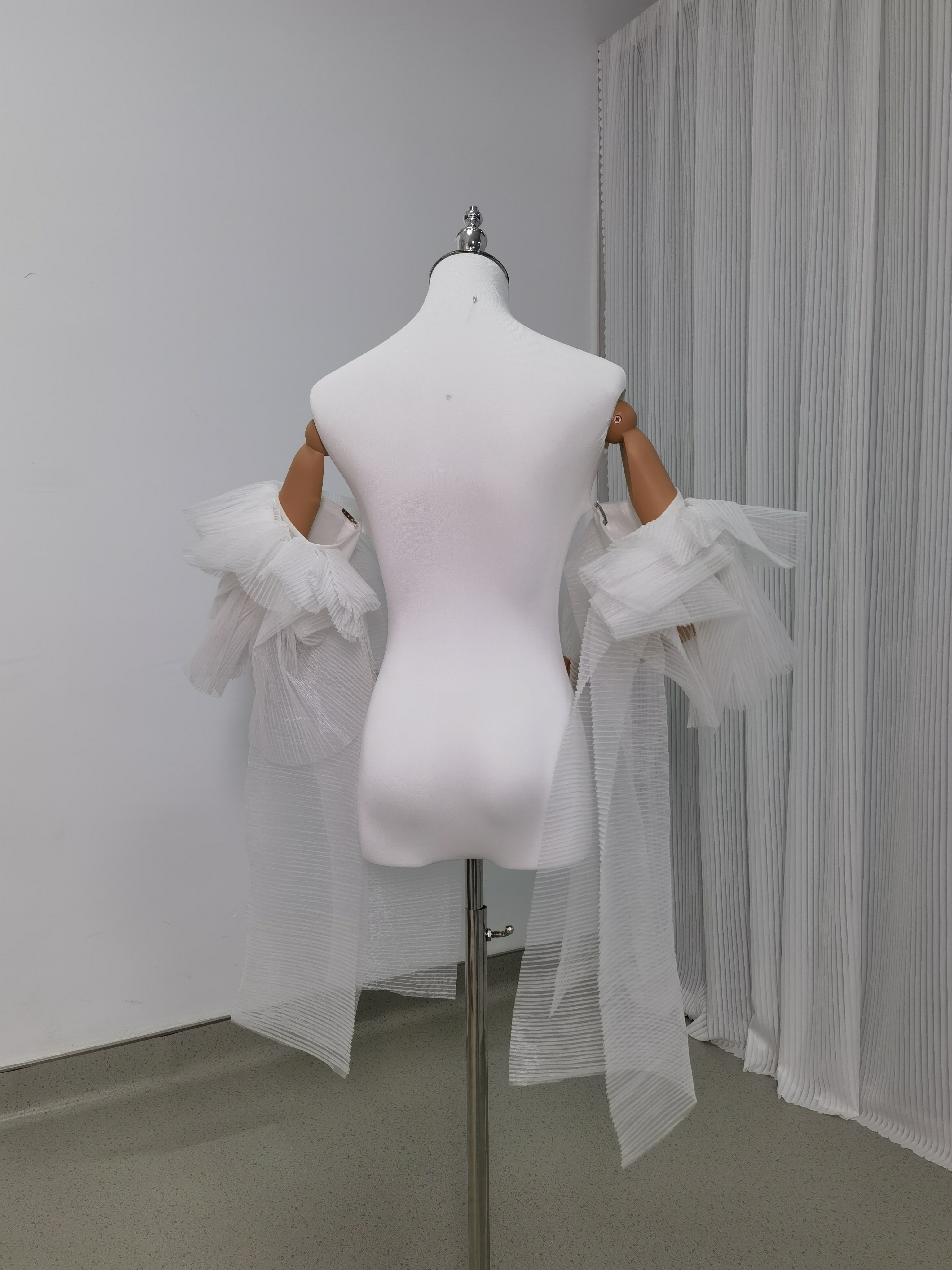 フリル袖 オフホワイト ふわふわ袖 デザイン感 可愛い 花嫁/ウェディングドレス