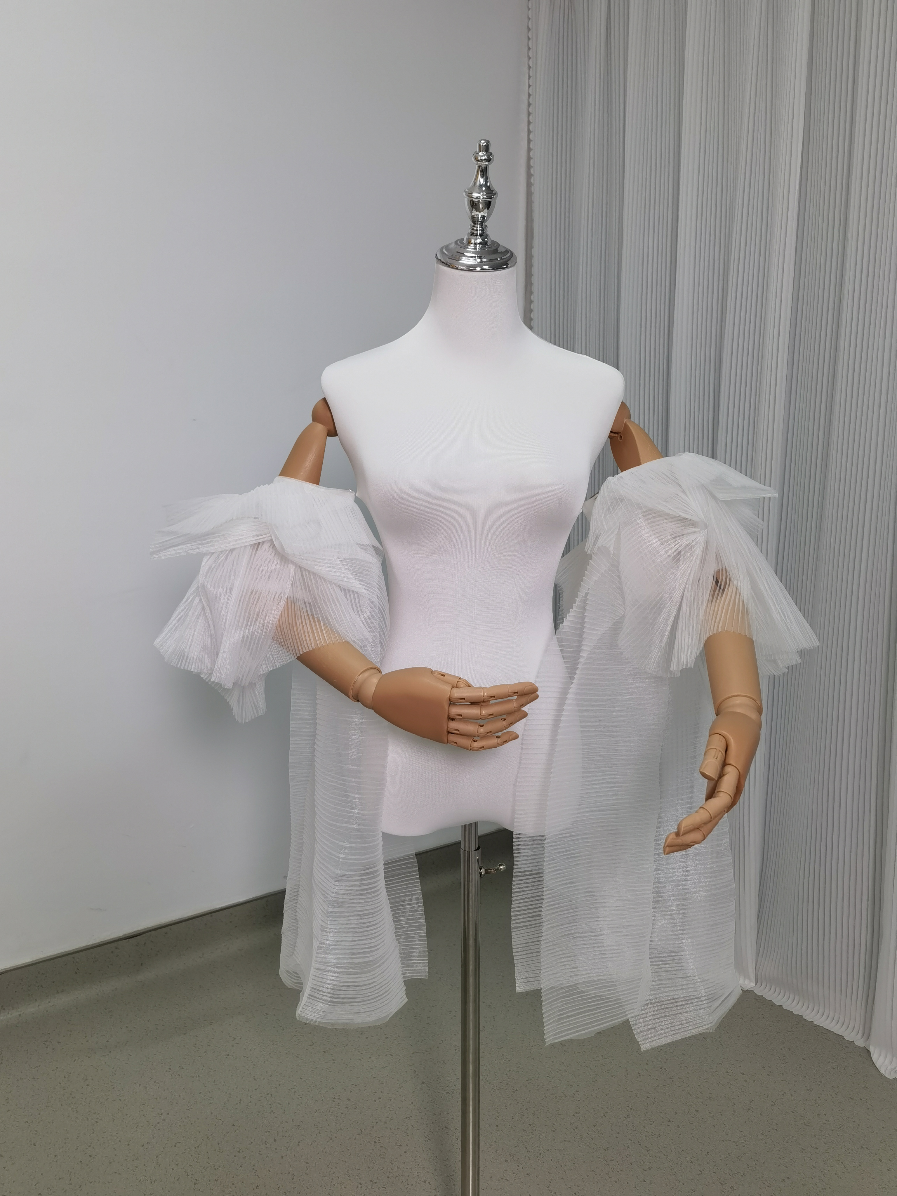 フリル袖 オフホワイト ふわふわ袖 デザイン感 可愛い 花嫁/ウェディングドレス