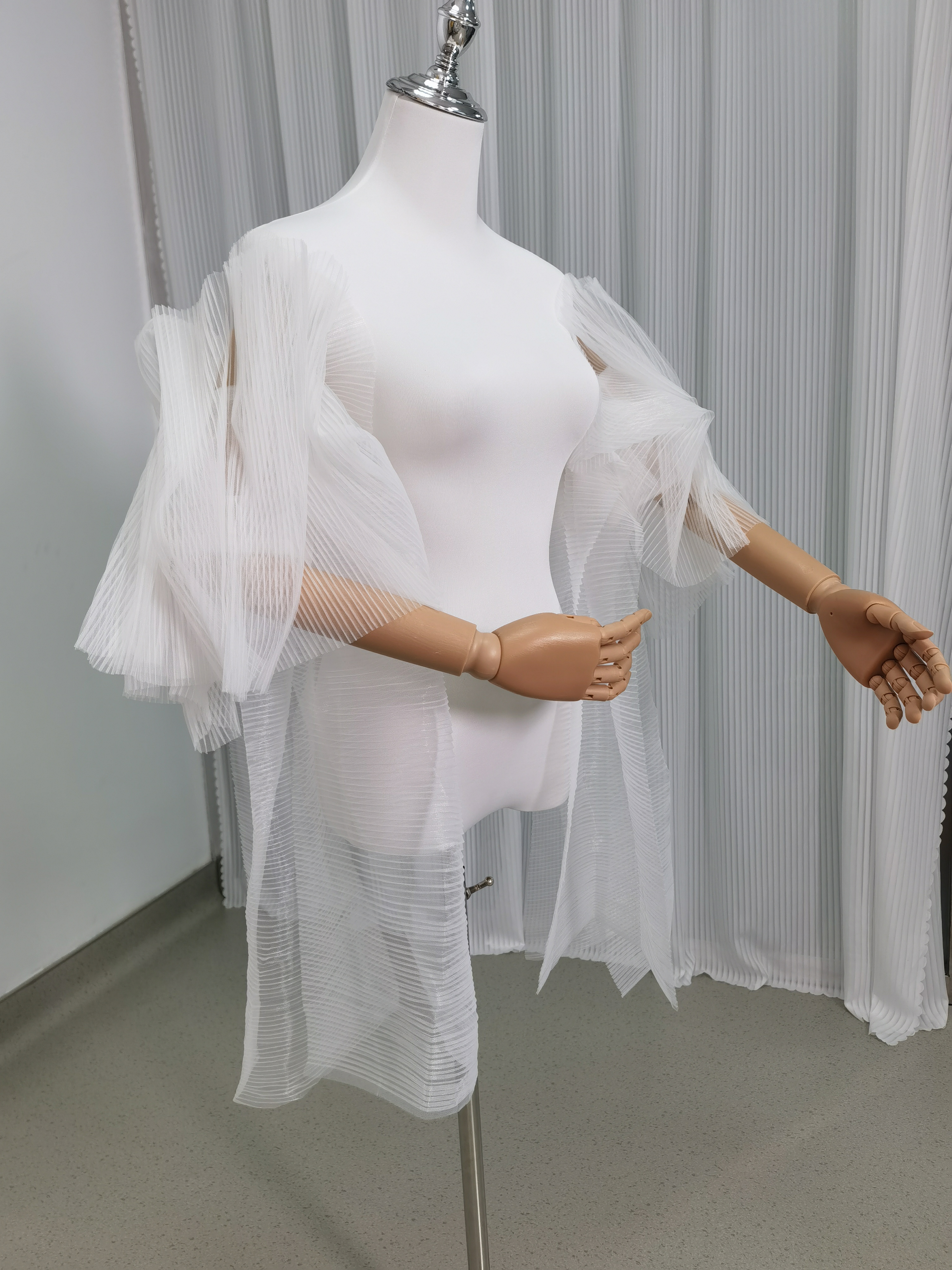 フリル袖 オフホワイト ふわふわ袖 デザイン感 可愛い 花嫁/ウェディングドレス