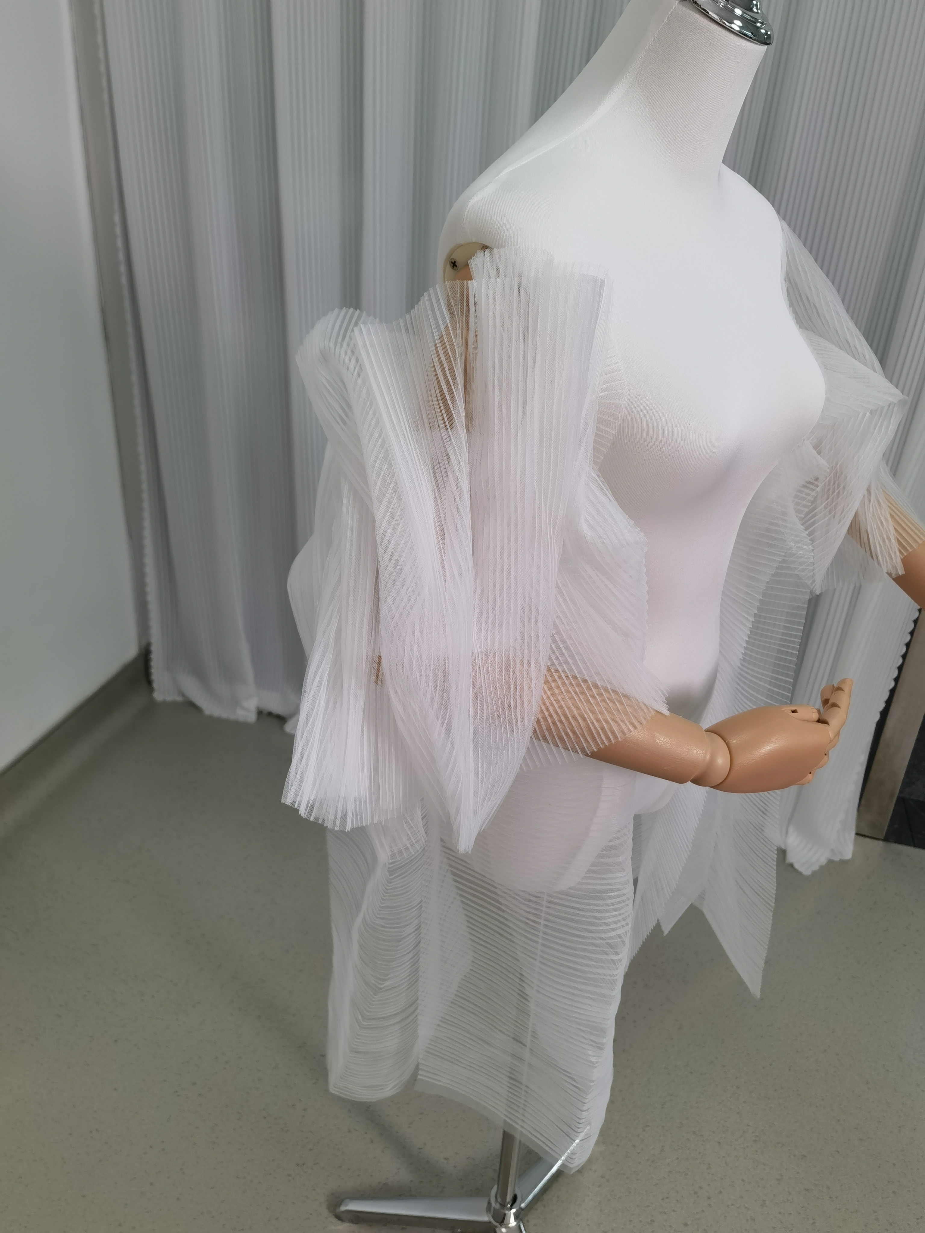 フリル袖 オフホワイト ふわふわ袖 デザイン感 可愛い 花嫁/ウェディングドレス