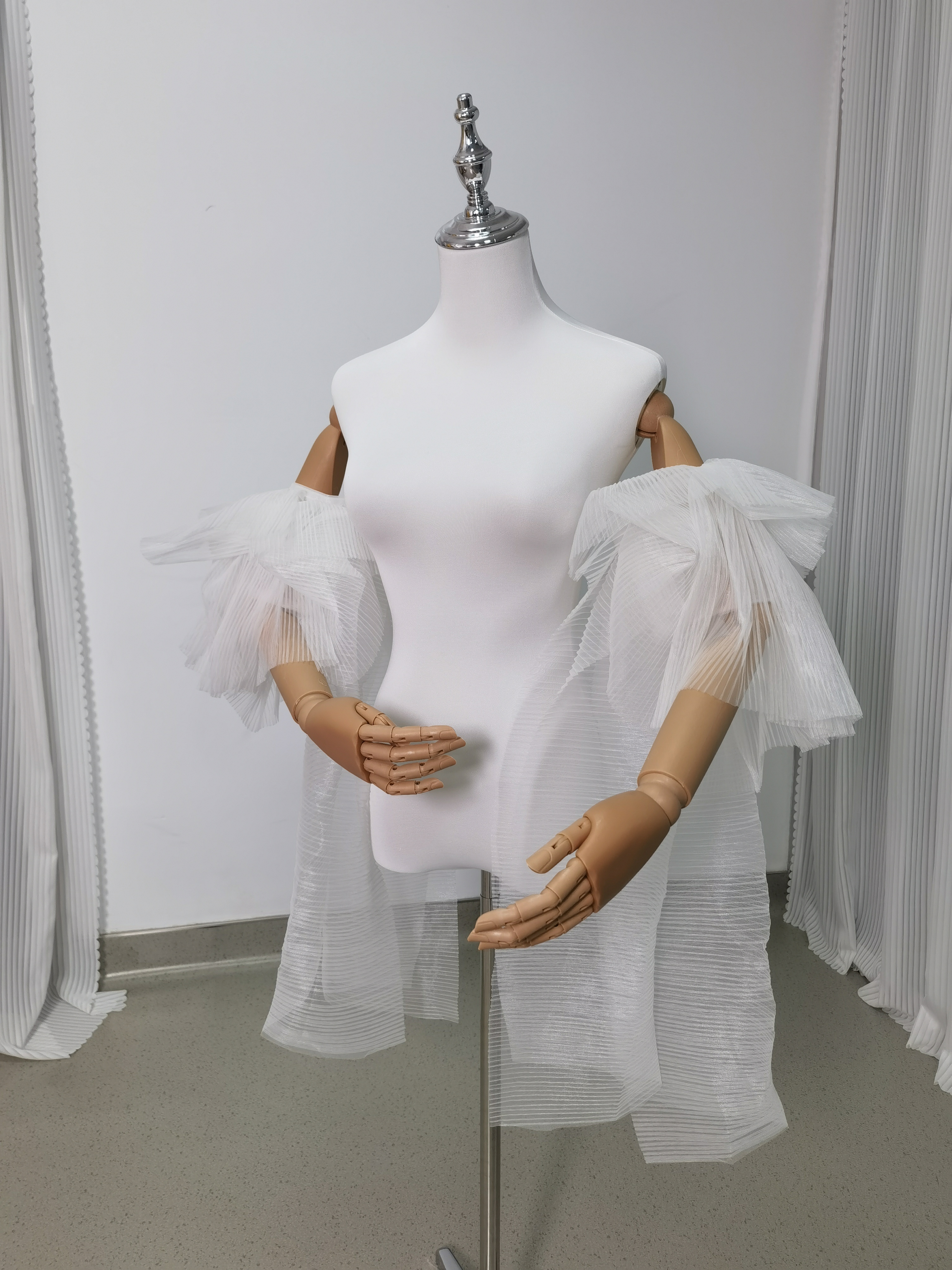 フリル袖 オフホワイト ふわふわ袖 デザイン感 可愛い 花嫁/ウェディングドレス