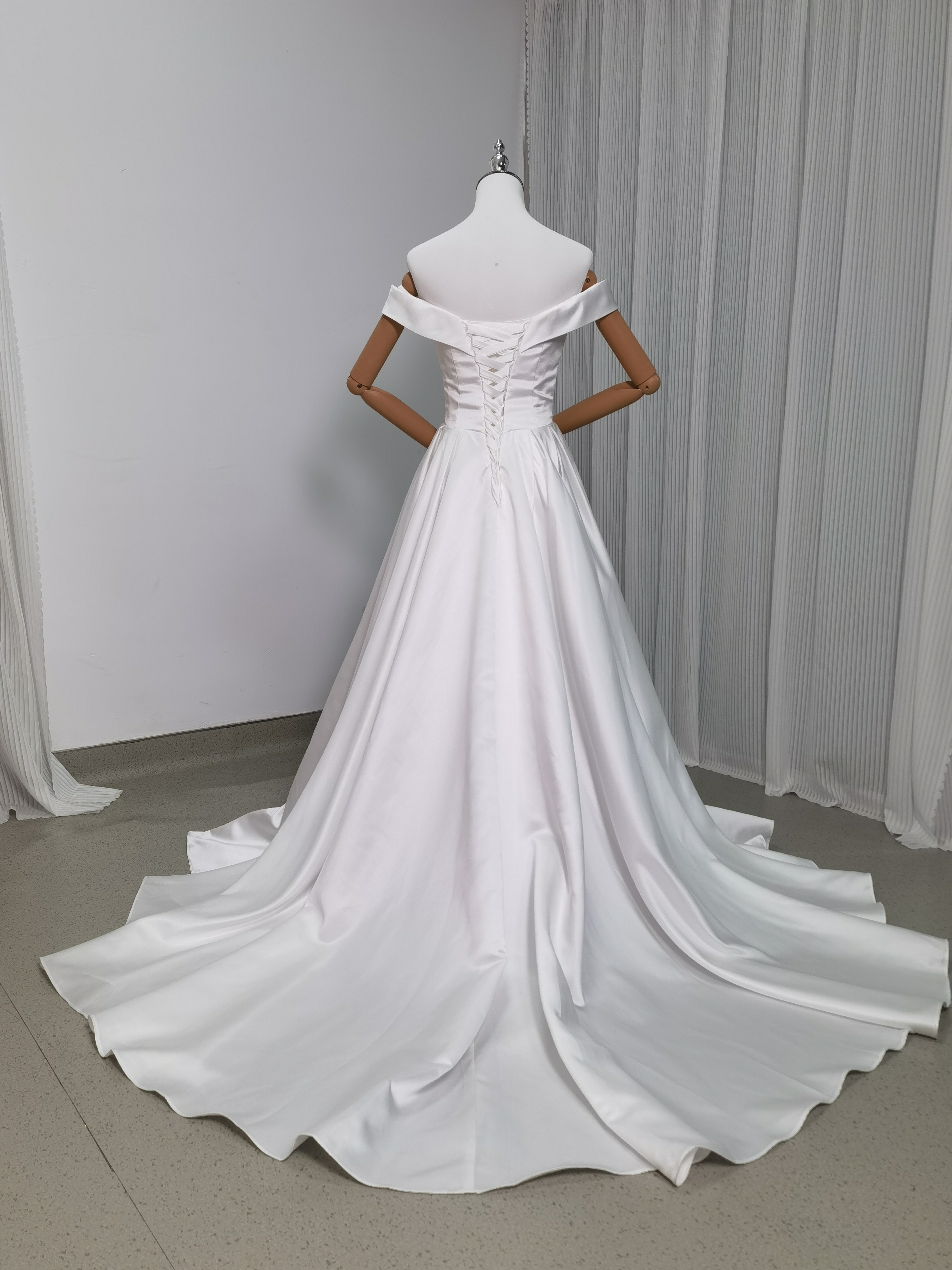 ウェディングドレス オフショルダー 光沢サテン スレンダーライン 結婚式 前撮り