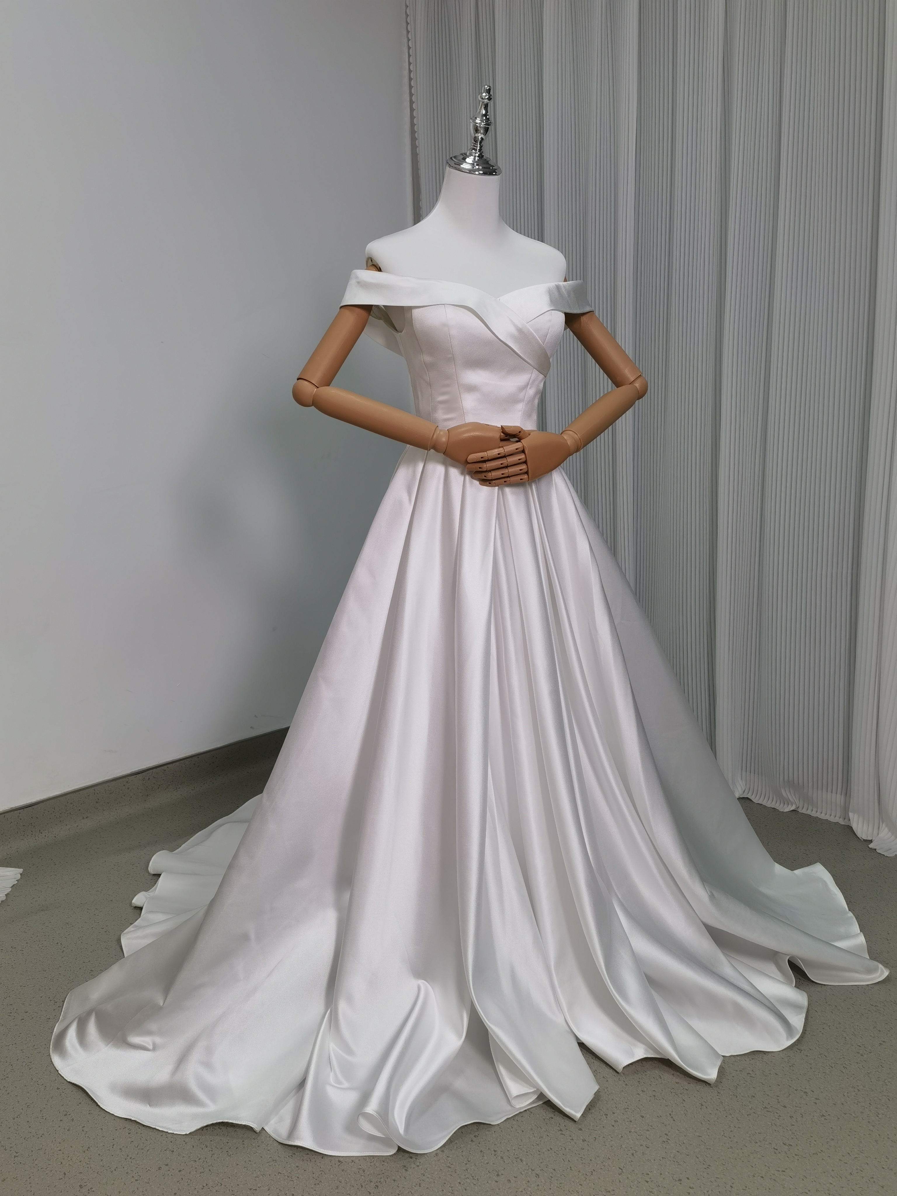 ウェディングドレス オフショルダー 光沢サテン スレンダーライン 結婚式 前撮り