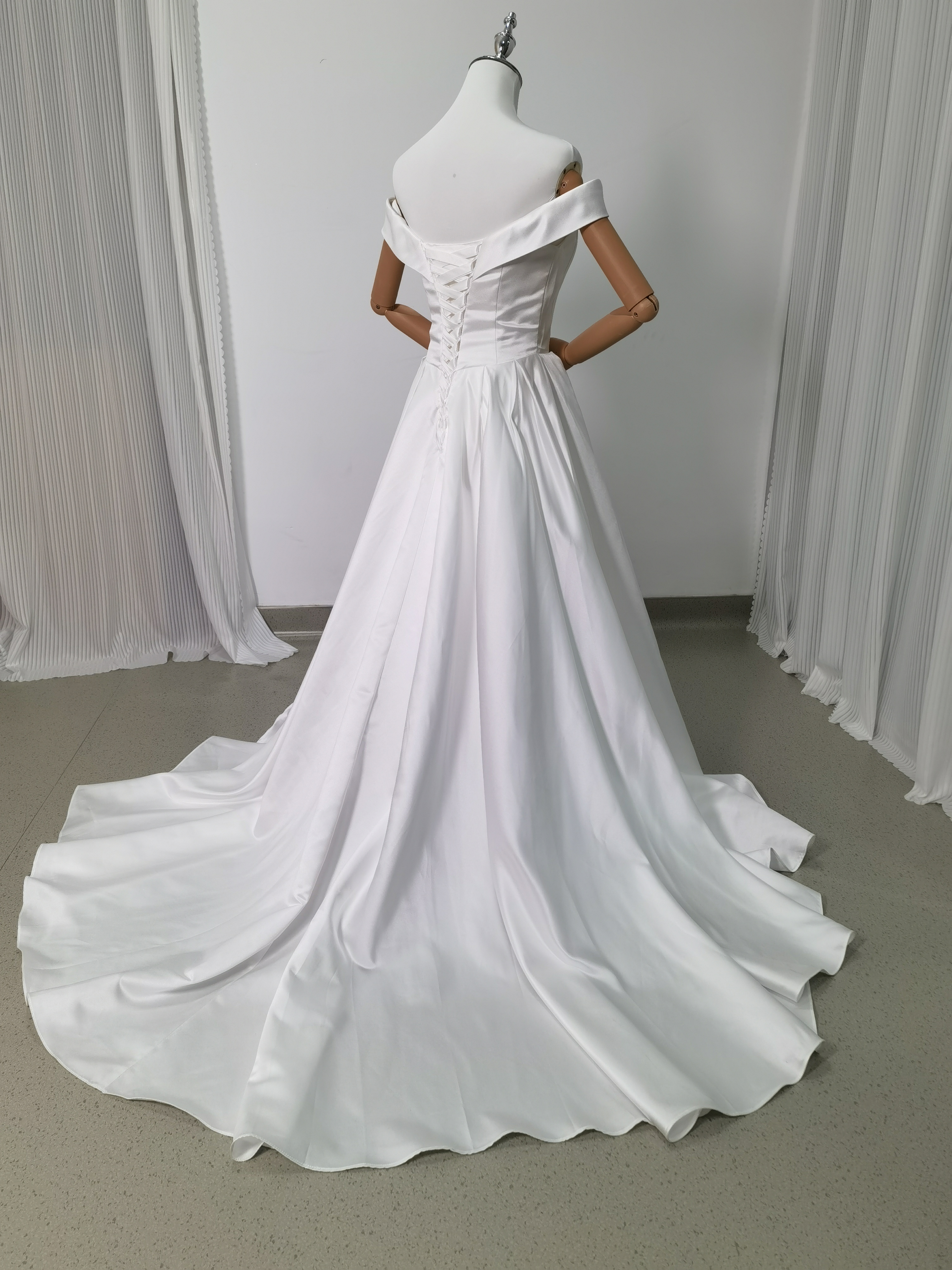 ウェディングドレス オフショルダー 光沢サテン スレンダーライン 結婚式 前撮り