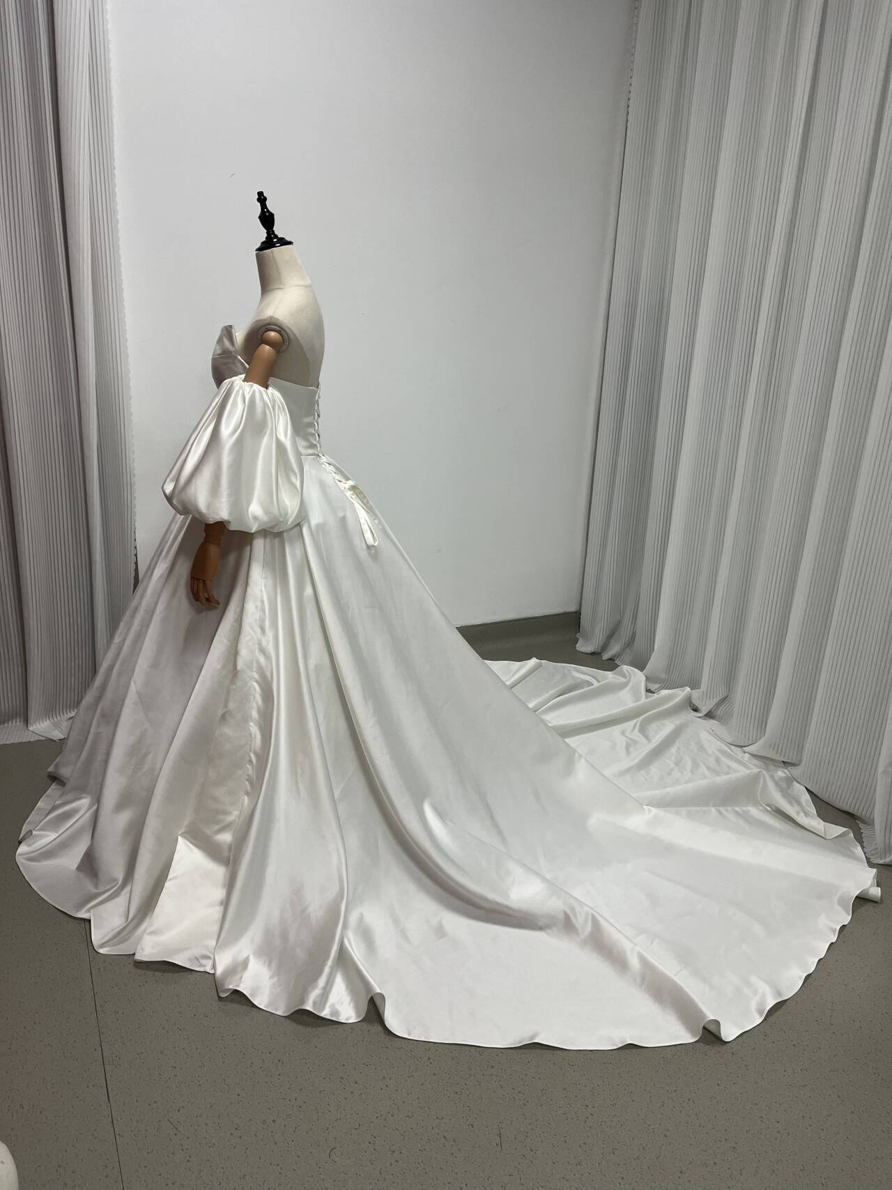 高品質！ウエディングドレス ベアトップ 取り外し袖 編み上げ プリンセスライン 結婚式/披露宴