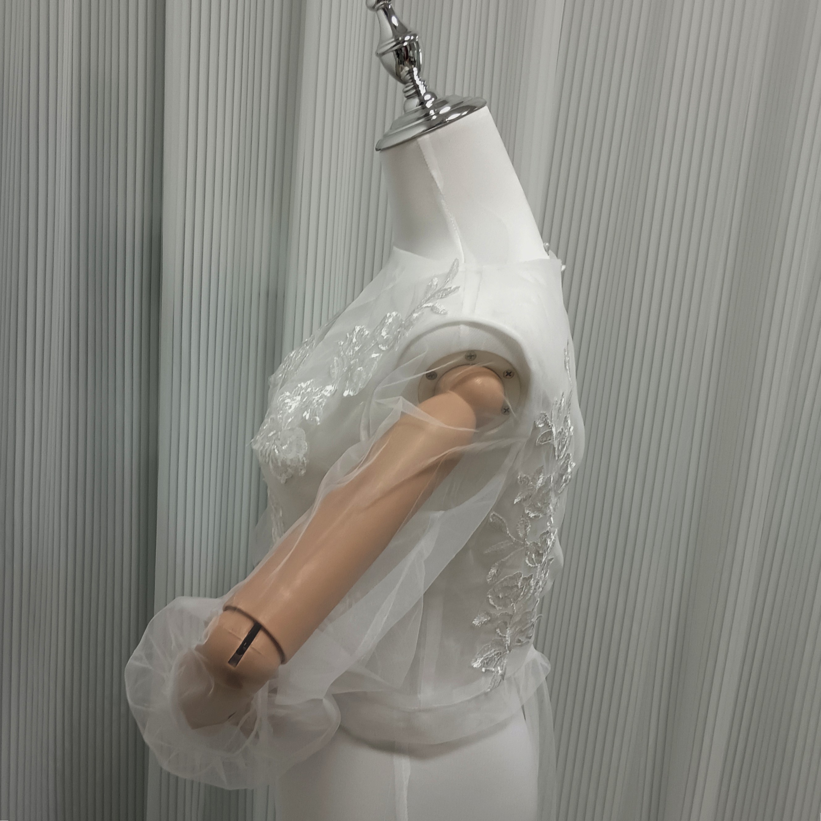 ボレロ キラキラ光る刺繍 シースルー袖 背中見せ 花嫁/ウェディングドレス