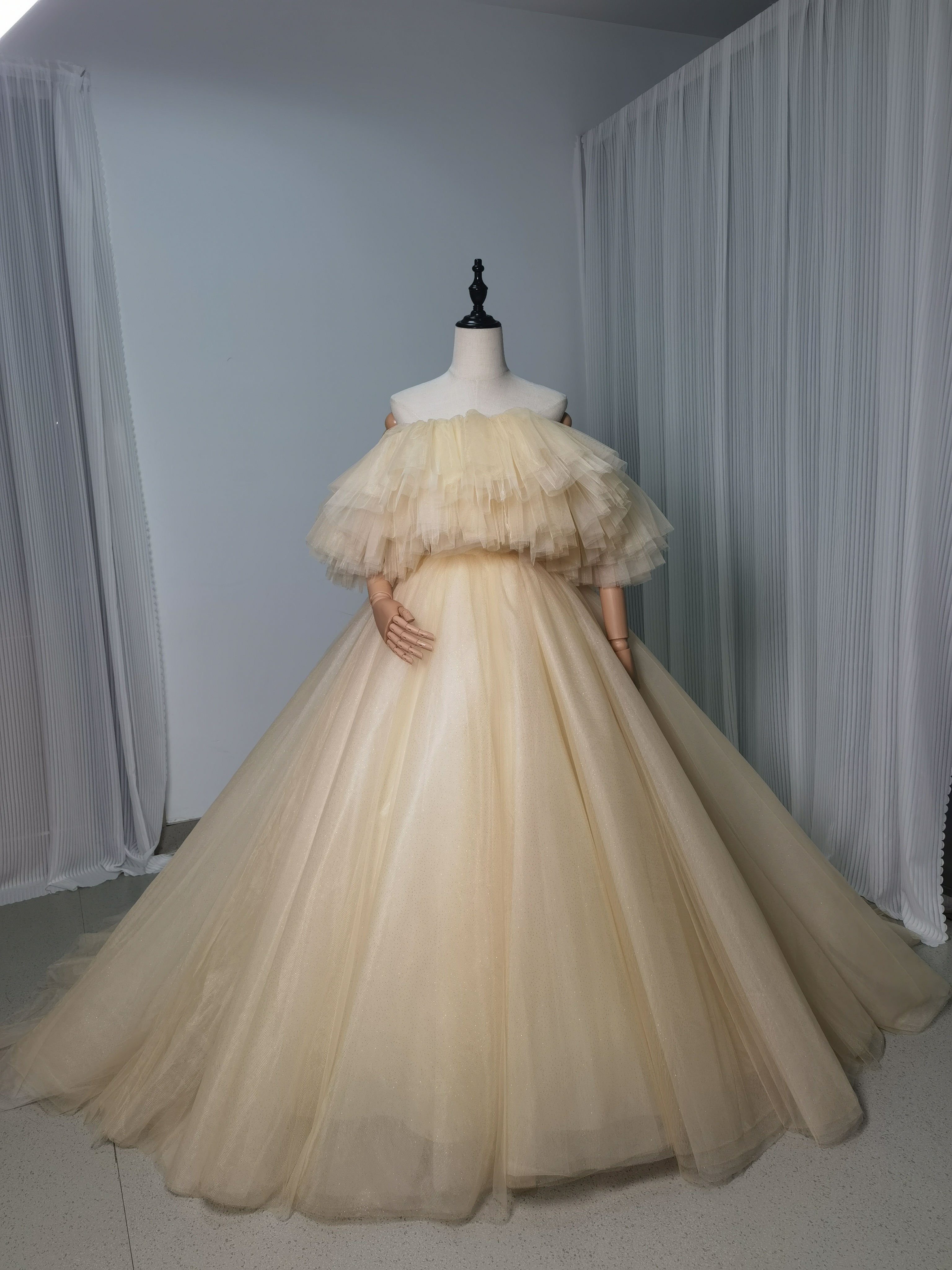 高品質！ウエディングドレス 薄シャンパンの色 オフショルダー ふわふわドレス 結婚式/拳式