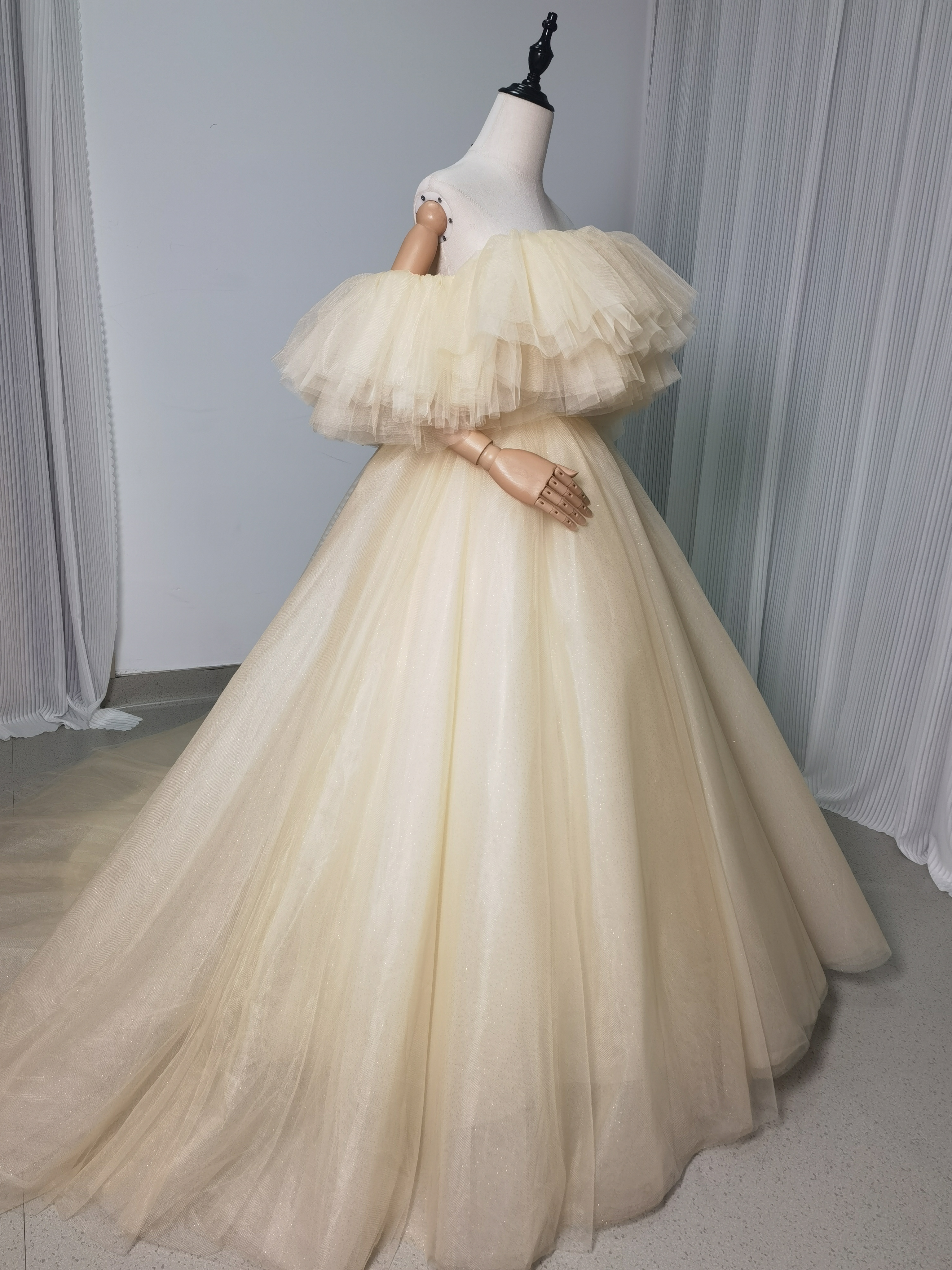 高品質！ウエディングドレス 薄シャンパンの色 オフショルダー ふわふわドレス 結婚式/拳式