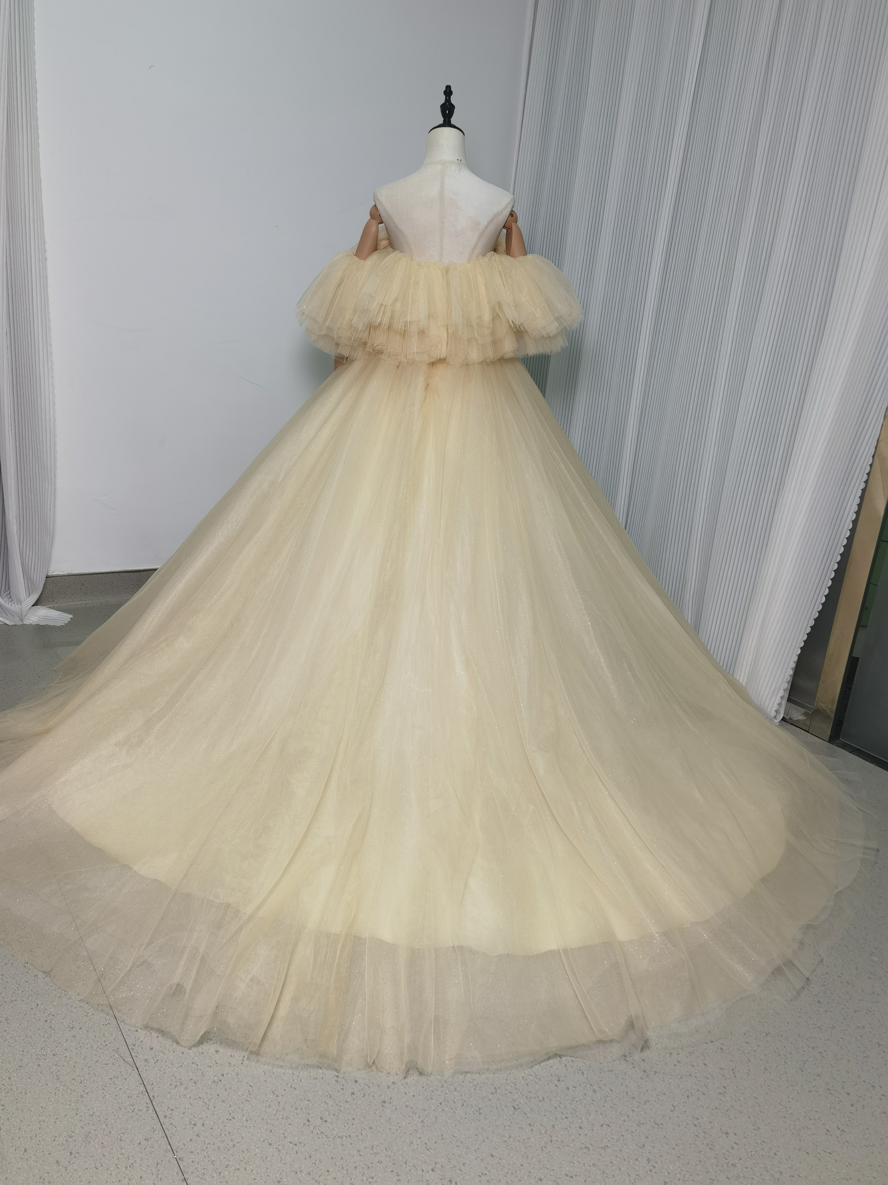 高品質！ウエディングドレス 薄シャンパンの色 オフショルダー ふわふわドレス 結婚式/拳式