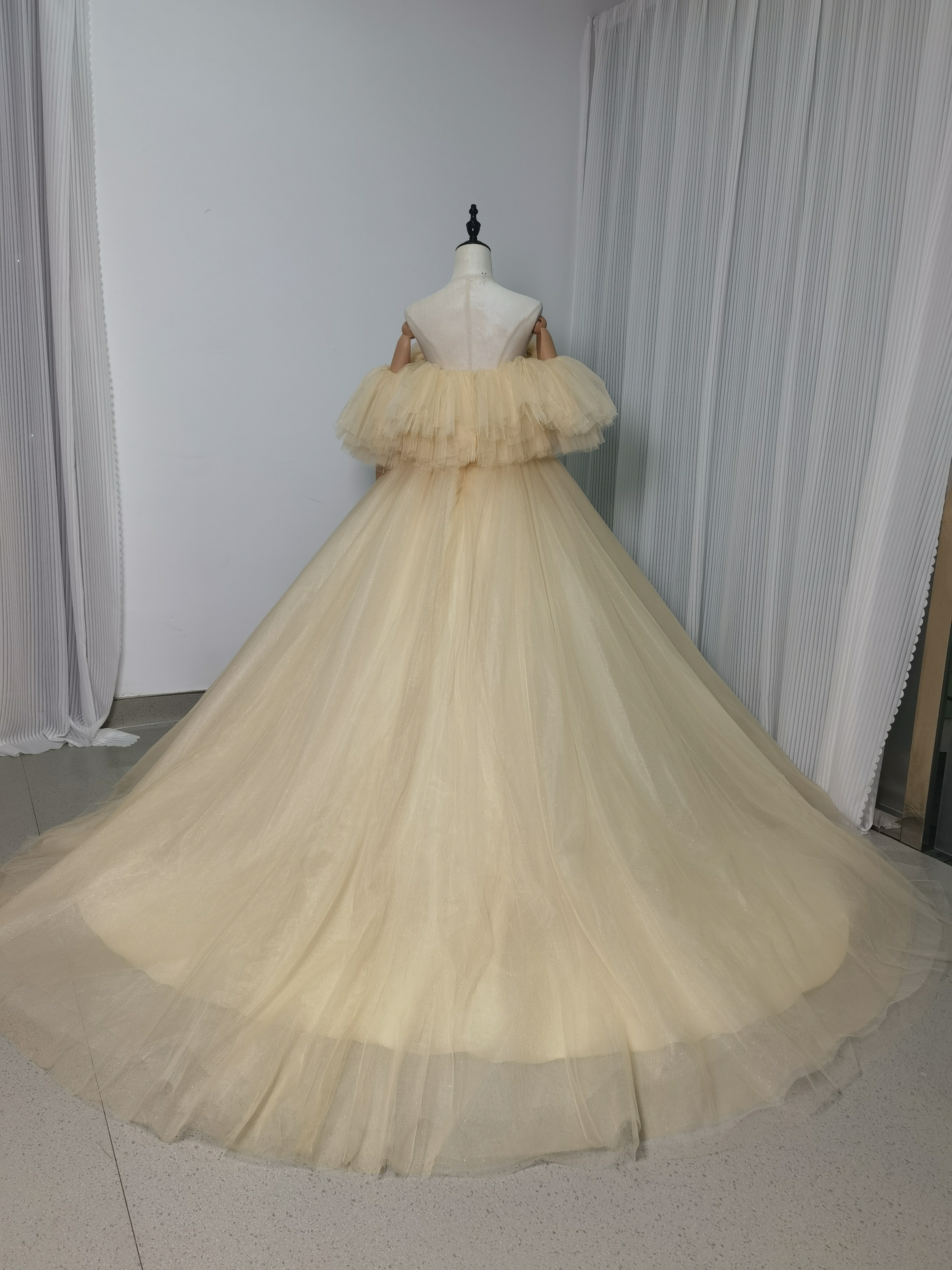 高品質！ウエディングドレス 薄シャンパンの色 オフショルダー ふわふわドレス 結婚式/拳式