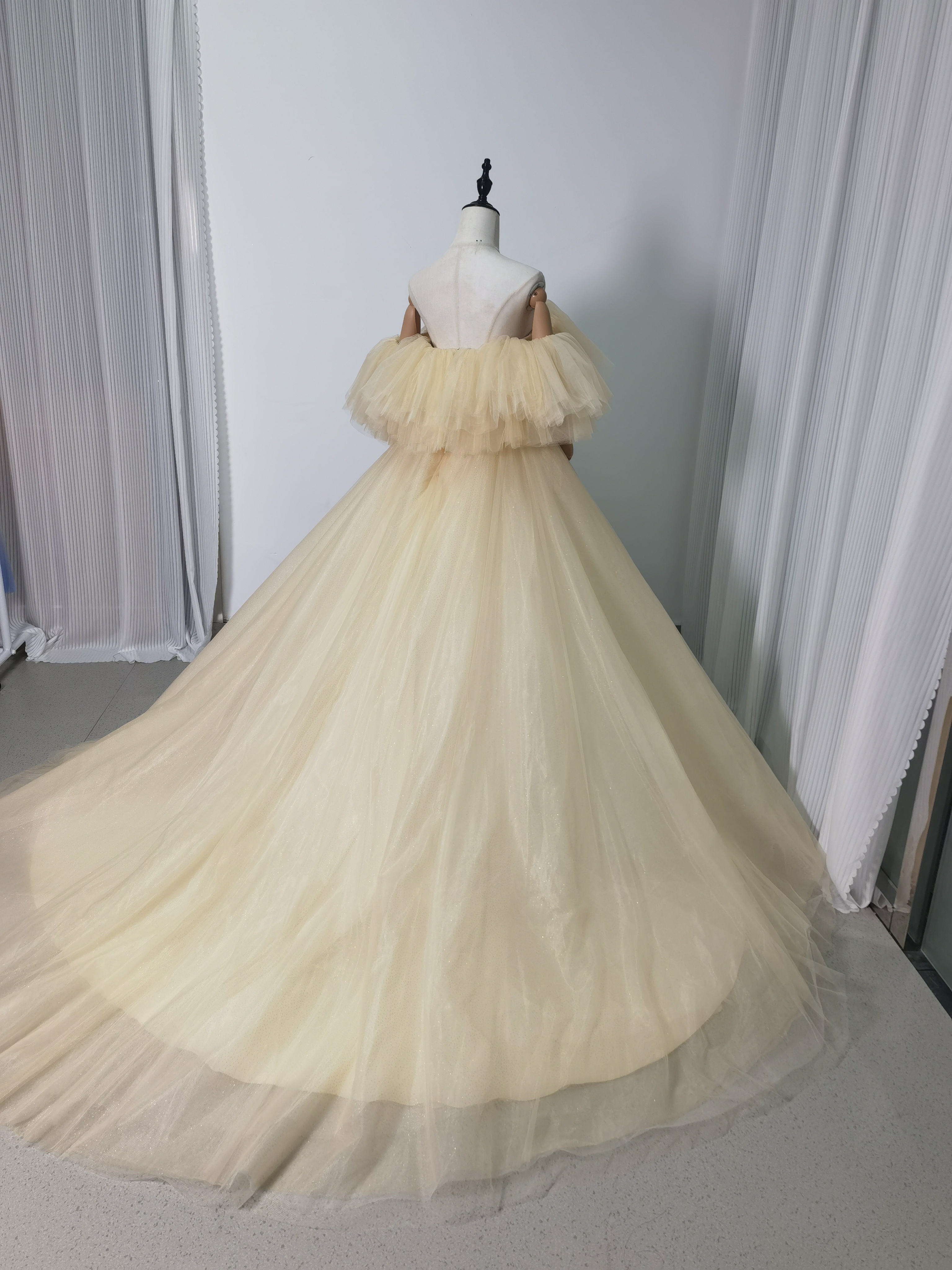 高品質！ウエディングドレス 薄シャンパンの色 オフショルダー ふわふわドレス 結婚式/拳式