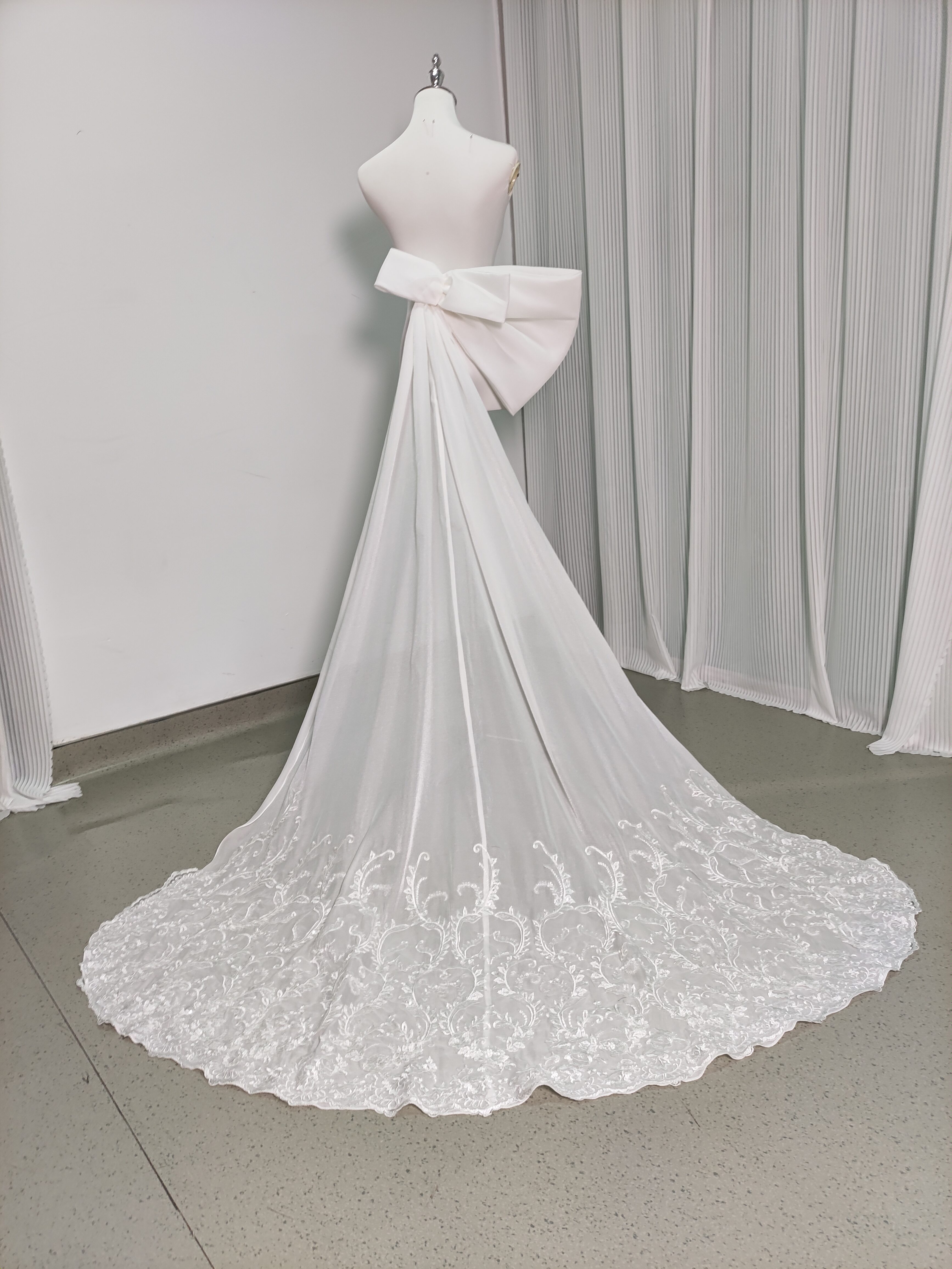 ふっくら柔らかなバックリボン 魅惑の花レース 華やかなトレーン 抜群のおしゃれ見え