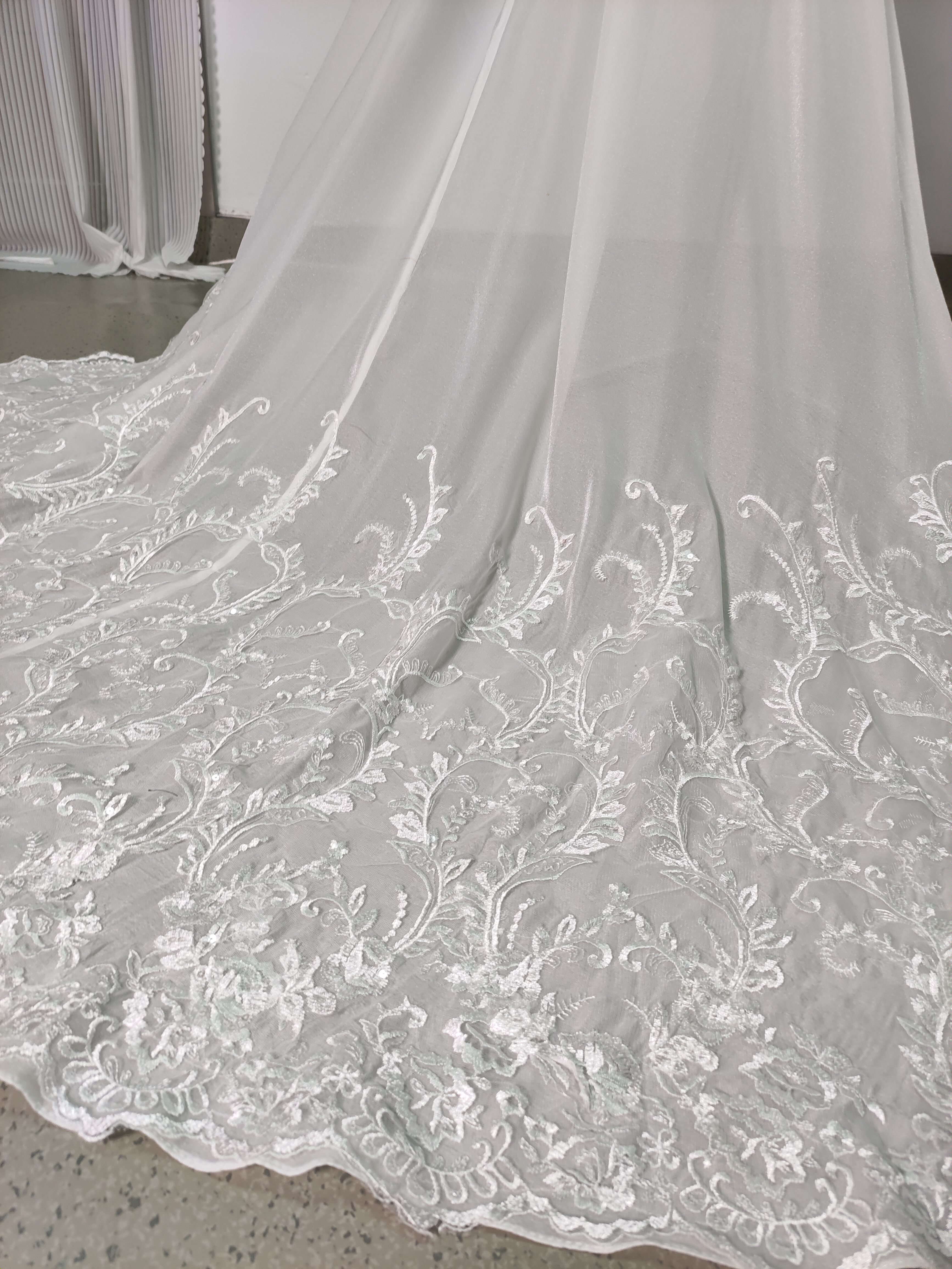 ふっくら柔らかなバックリボン 魅惑の花レース 華やかなトレーン 抜群のおしゃれ見え