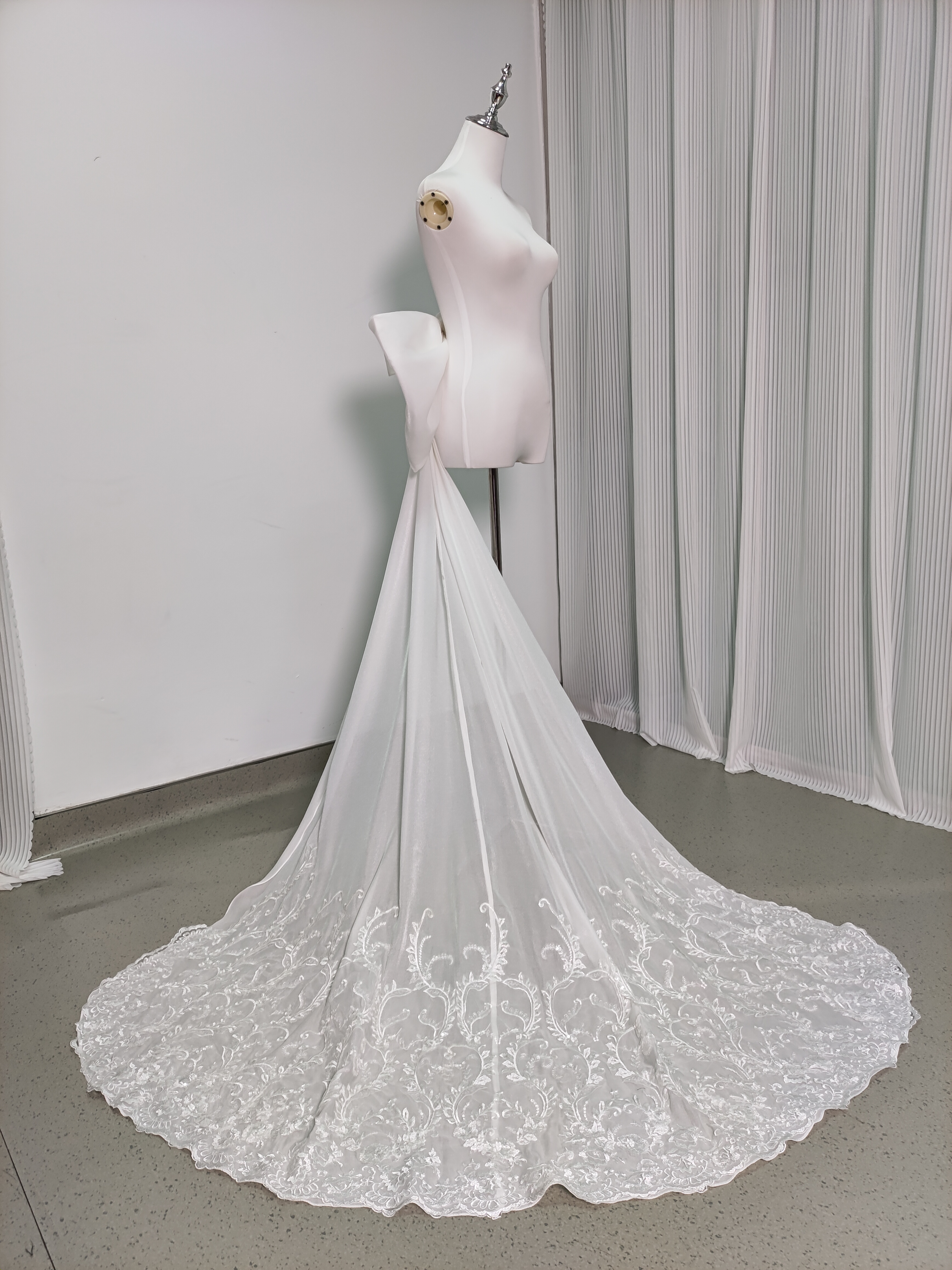 ふっくら柔らかなバックリボン 魅惑の花レース 華やかなトレーン 抜群のおしゃれ見え