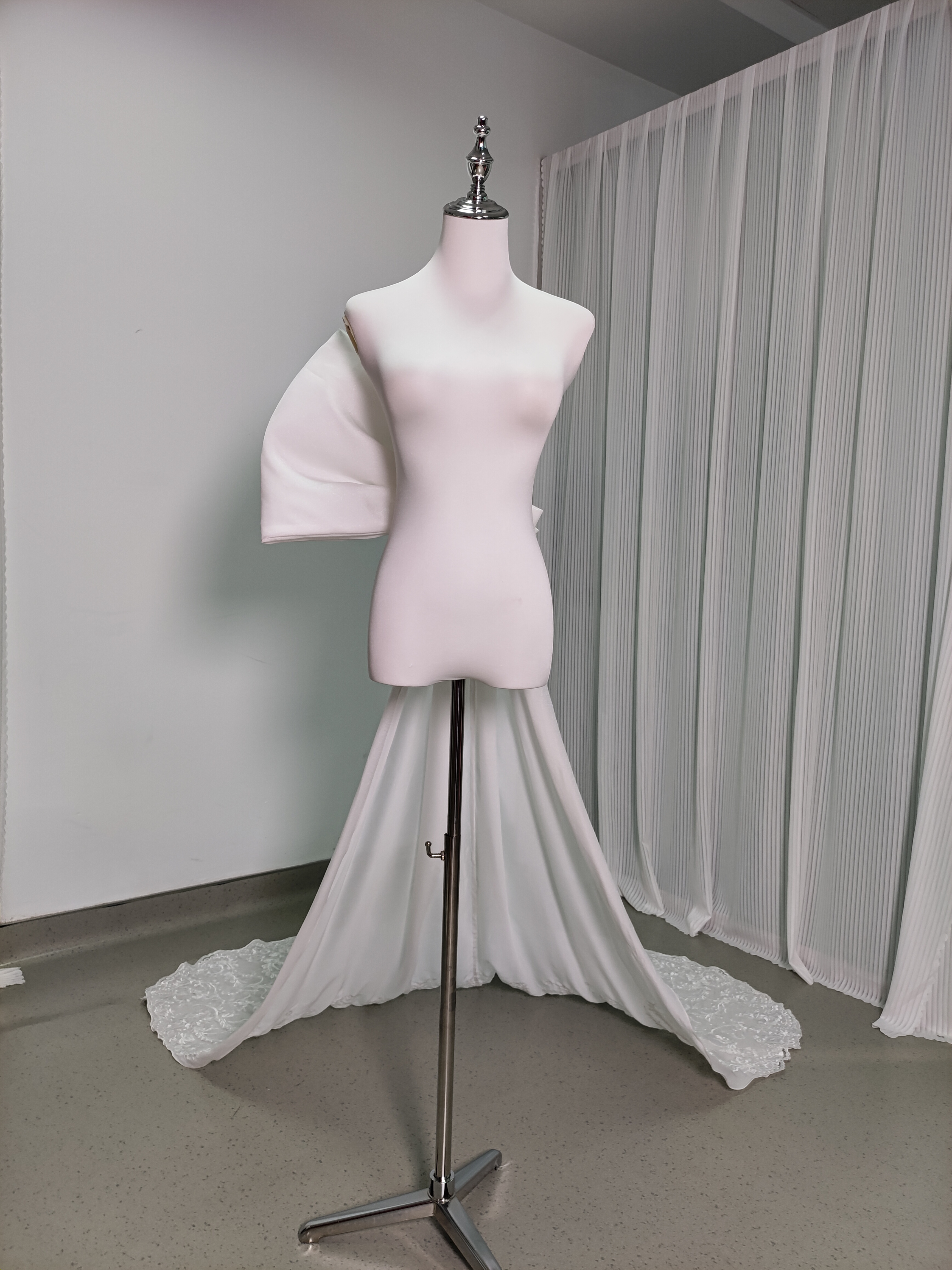 ふっくら柔らかなバックリボン 魅惑の花レース 華やかなトレーン 抜群のおしゃれ見え