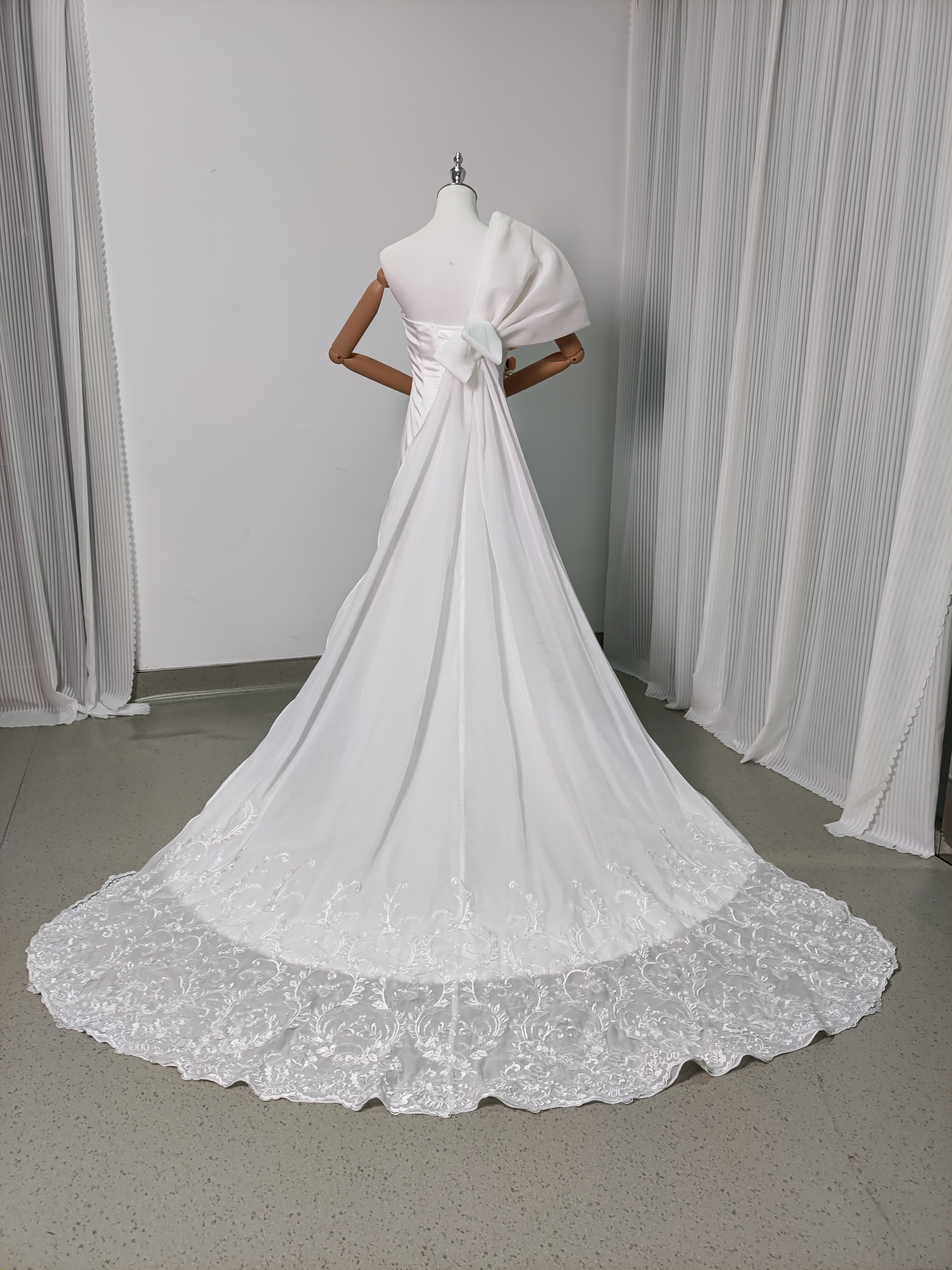 ウエディングドレス マーメイドライン ベアトップ ふっくら柔らかなバックリボン レース 結婚式/前撮り
